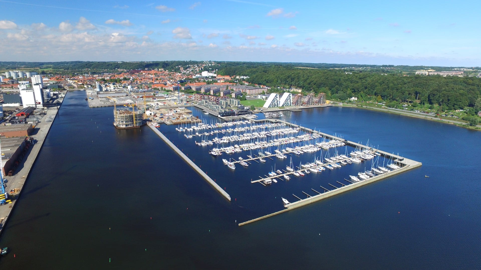 Båd på land tømt for værktøj