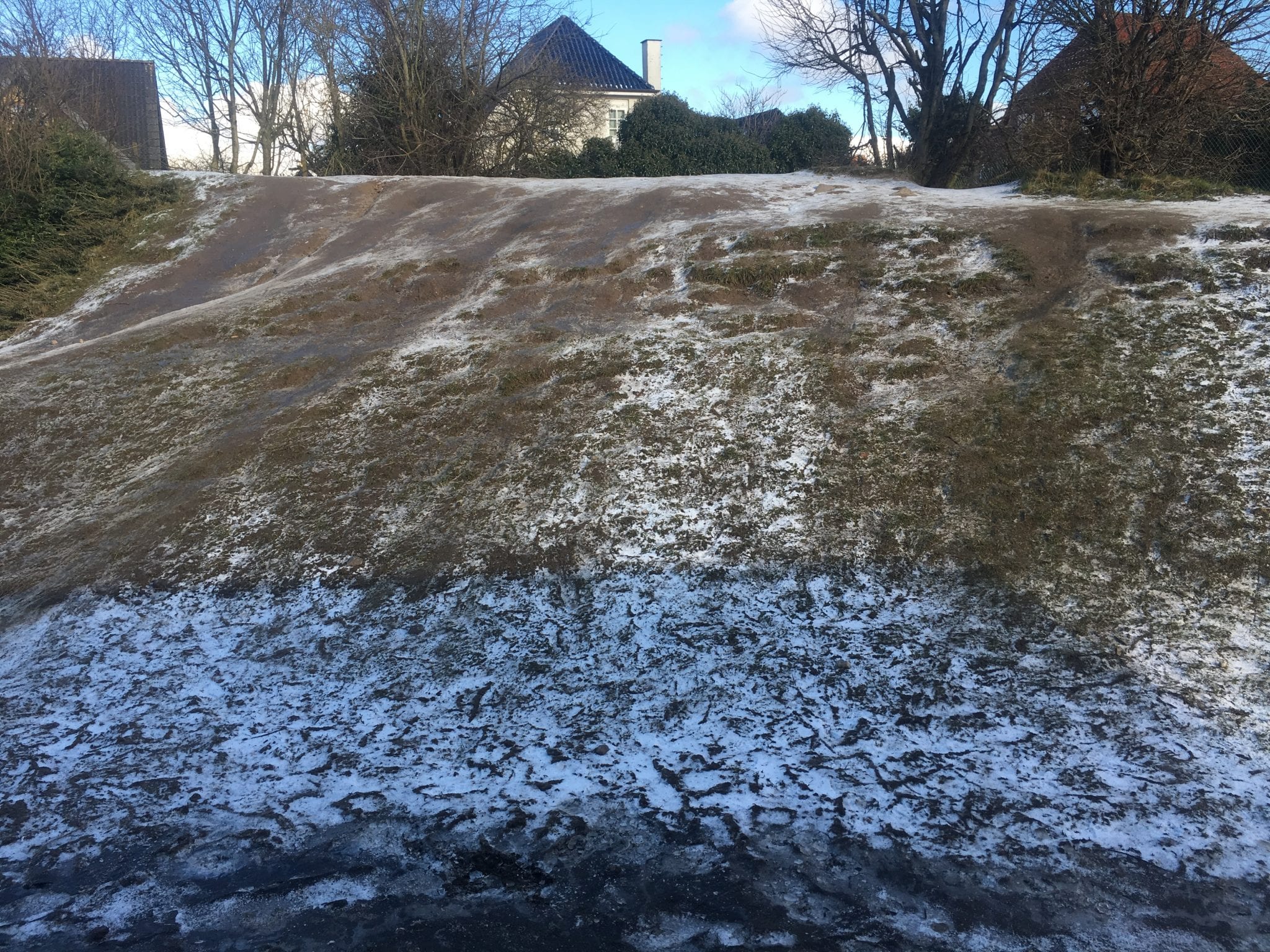 Kold luft giver vinterlige byger og glatte veje