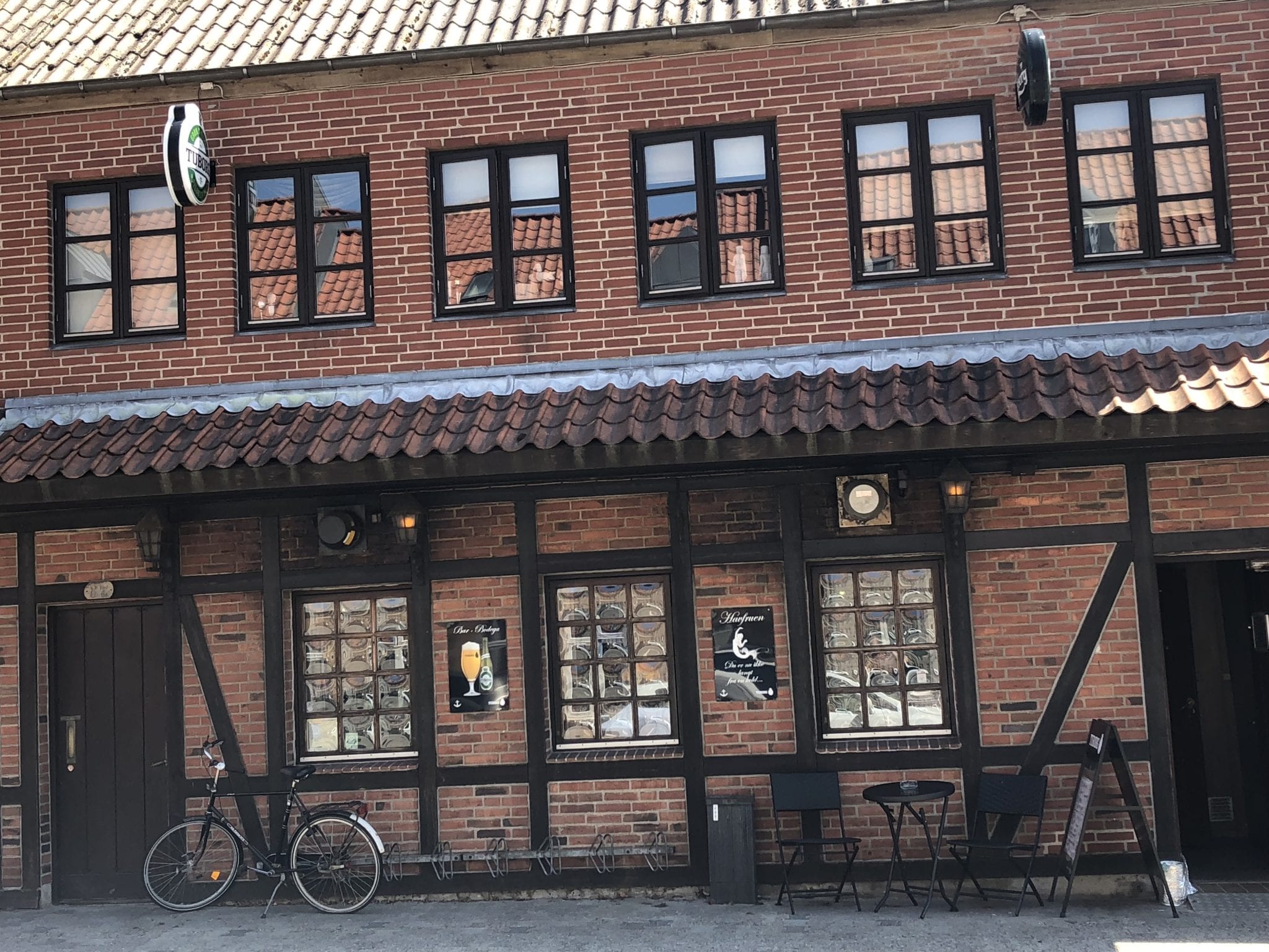 Slagsmål, flaskeslag og forsøg på nikke politibetjent en skalle