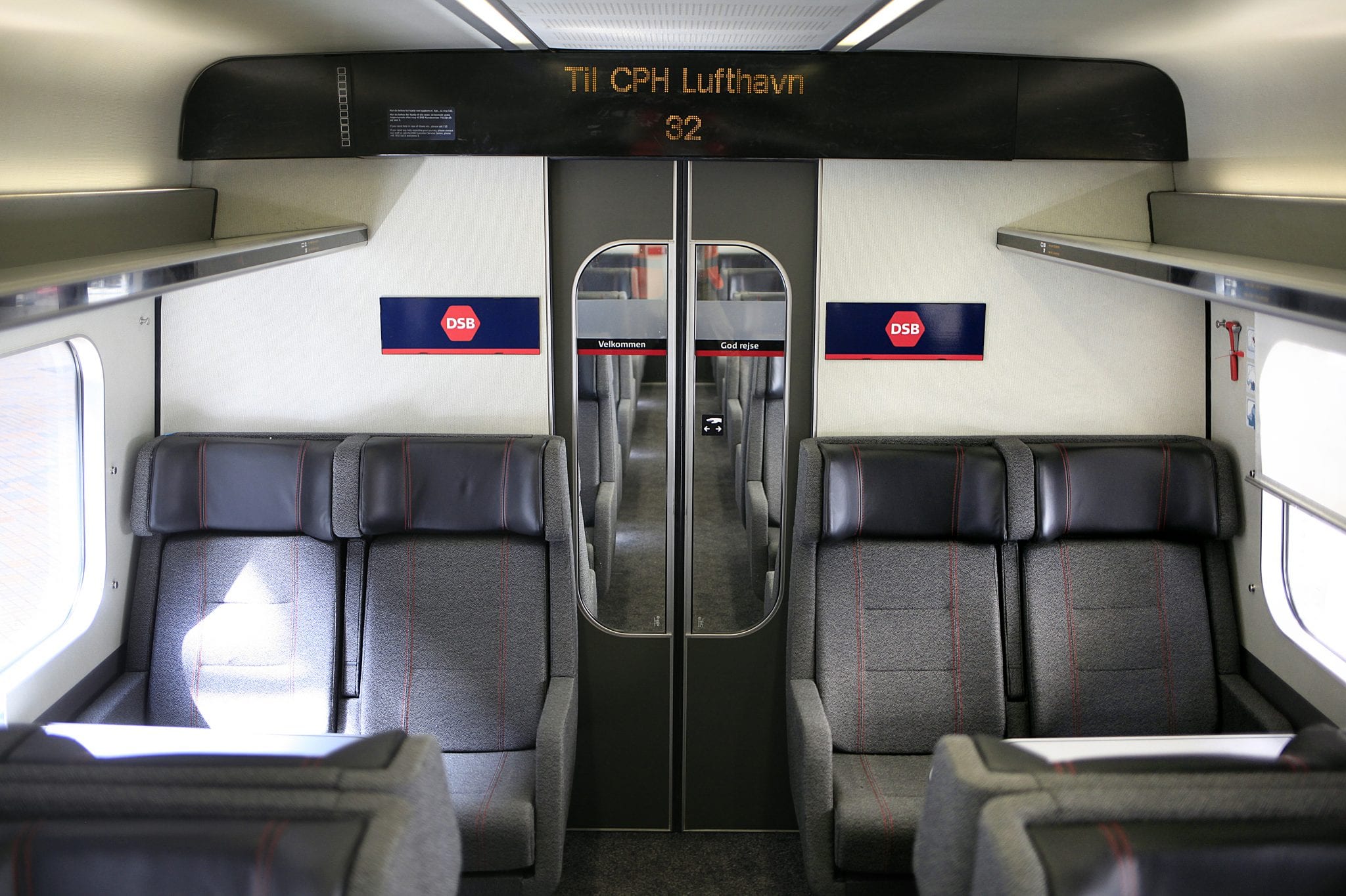 Togfører overfaldet på perron Togfører overfaldet på perron