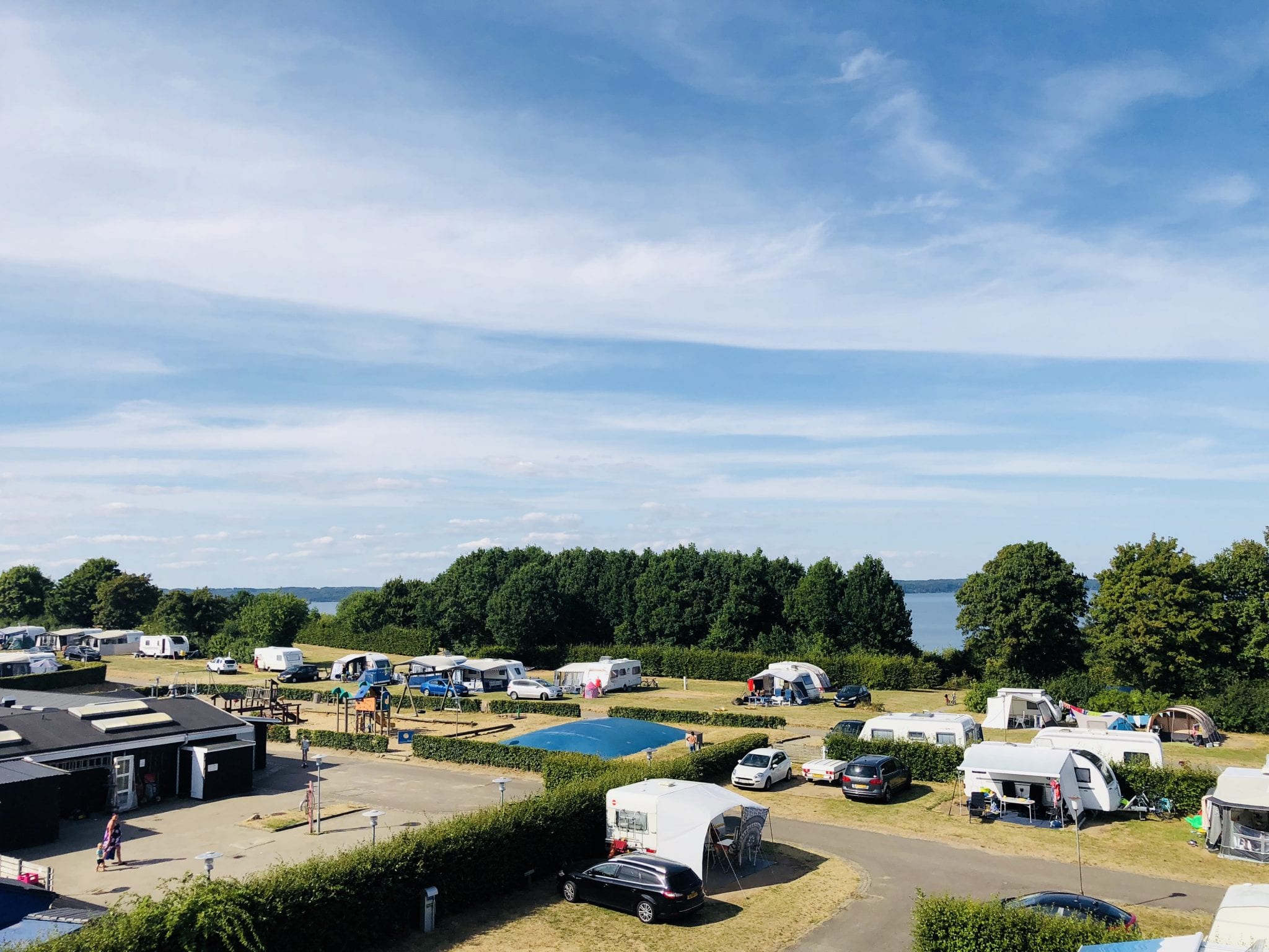 Heltecamp på Trelde Næs gav familier pause fra sygdommen – frivillige hjerter skabte solskinsdage Heltecamp på Trelde Næs gav familier pause fra sygdommen – frivillige hjerter skabte solskinsdage