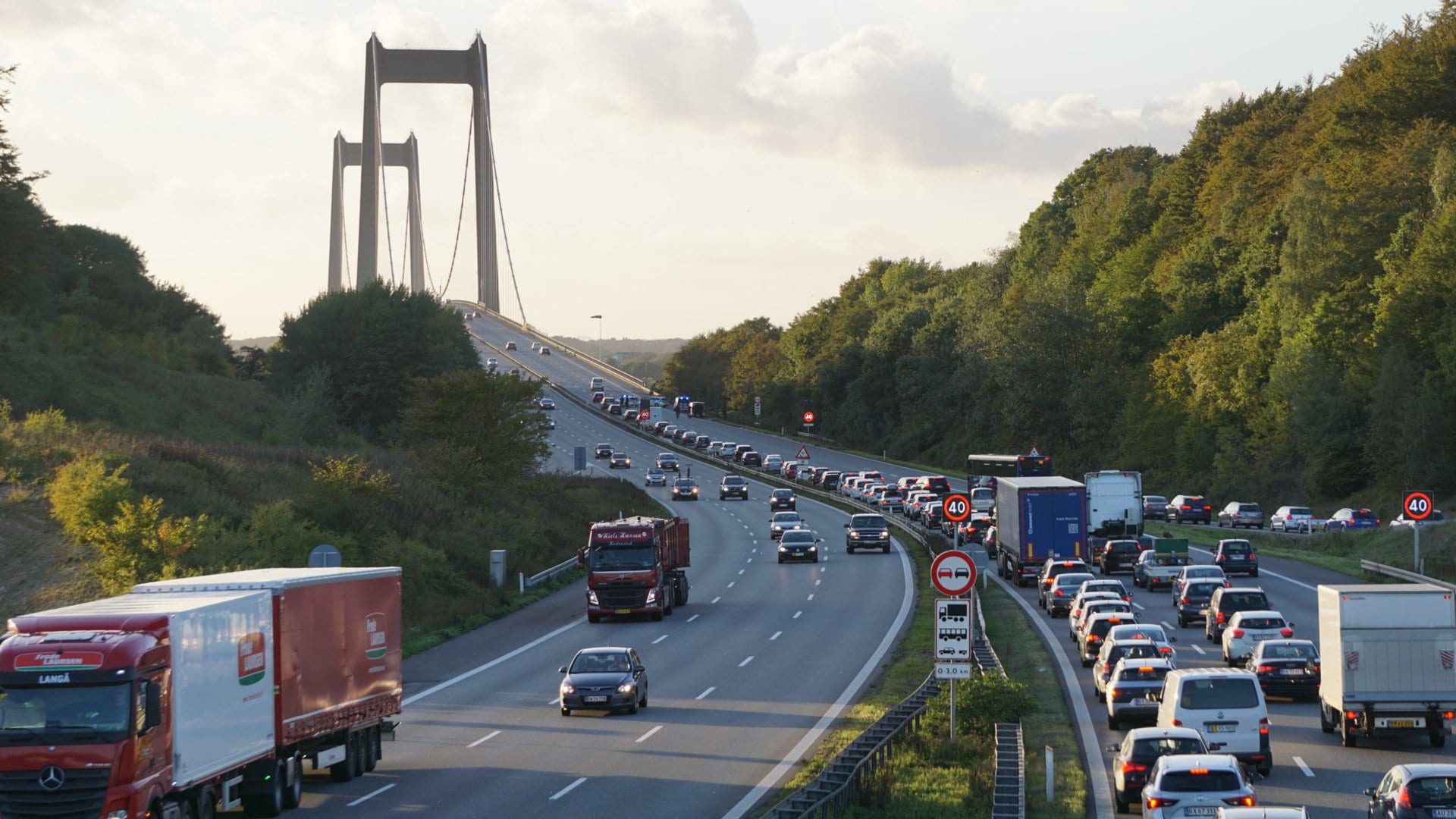 Lastbil bragede ind i stillestående afspærringsvogn på Lillebæltsbroen Lastbil bragede ind i stillestående afspærringsvogn på Lillebæltsbroen