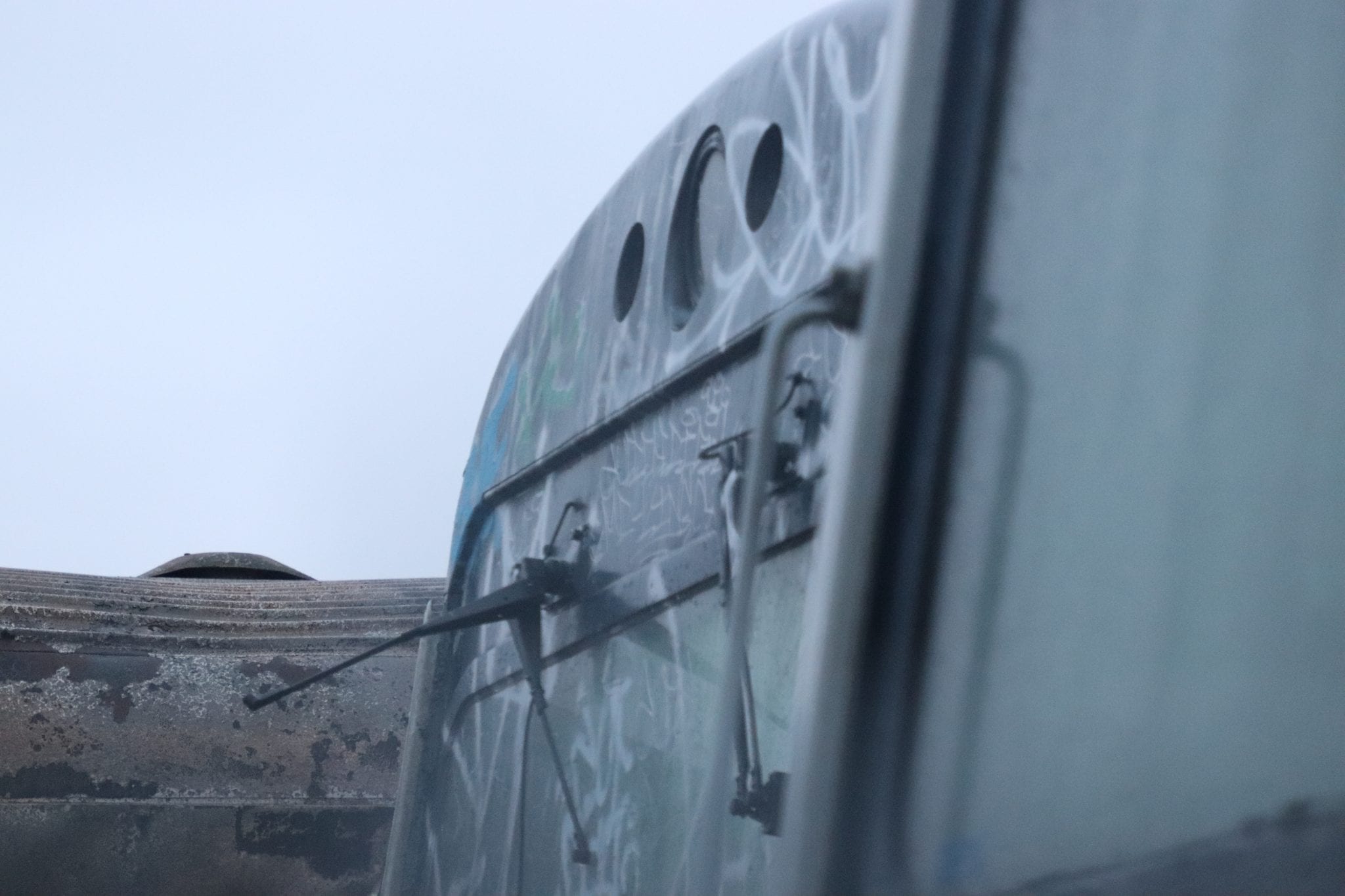 Graffiti-vandaler hærgede togvogne i Taulov Graffiti-vandaler hærgede togvogne i Taulov