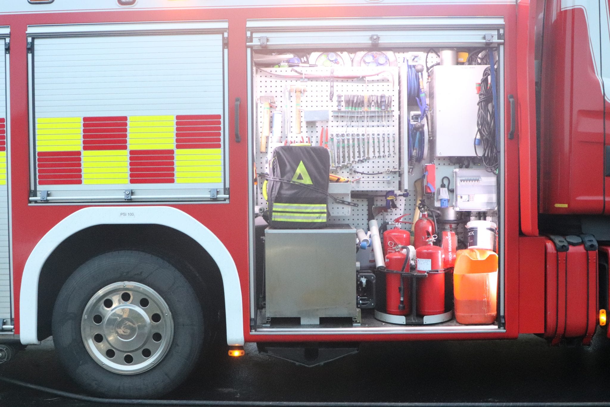 Lastbil kørte ind i havareret vogn på motorvejen – chauffør sigtet for narkokørsel