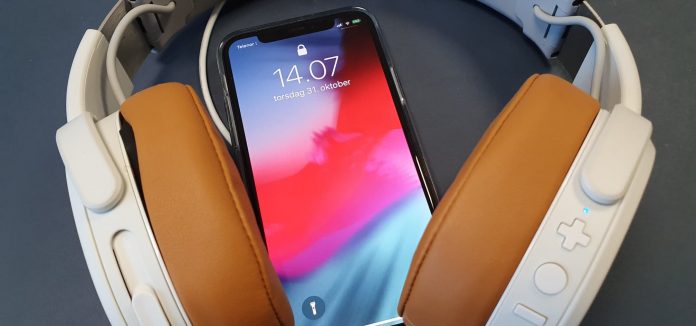 Smartphone med høretelefoner