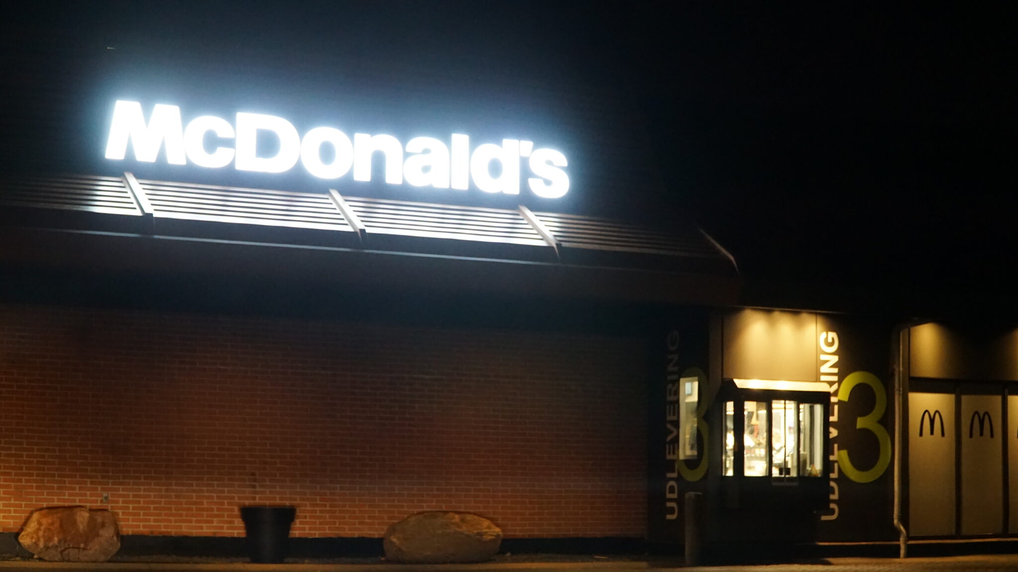 Politiet rykkede talstærkt ud: Mand gik ind på McDonald’s i med gevær