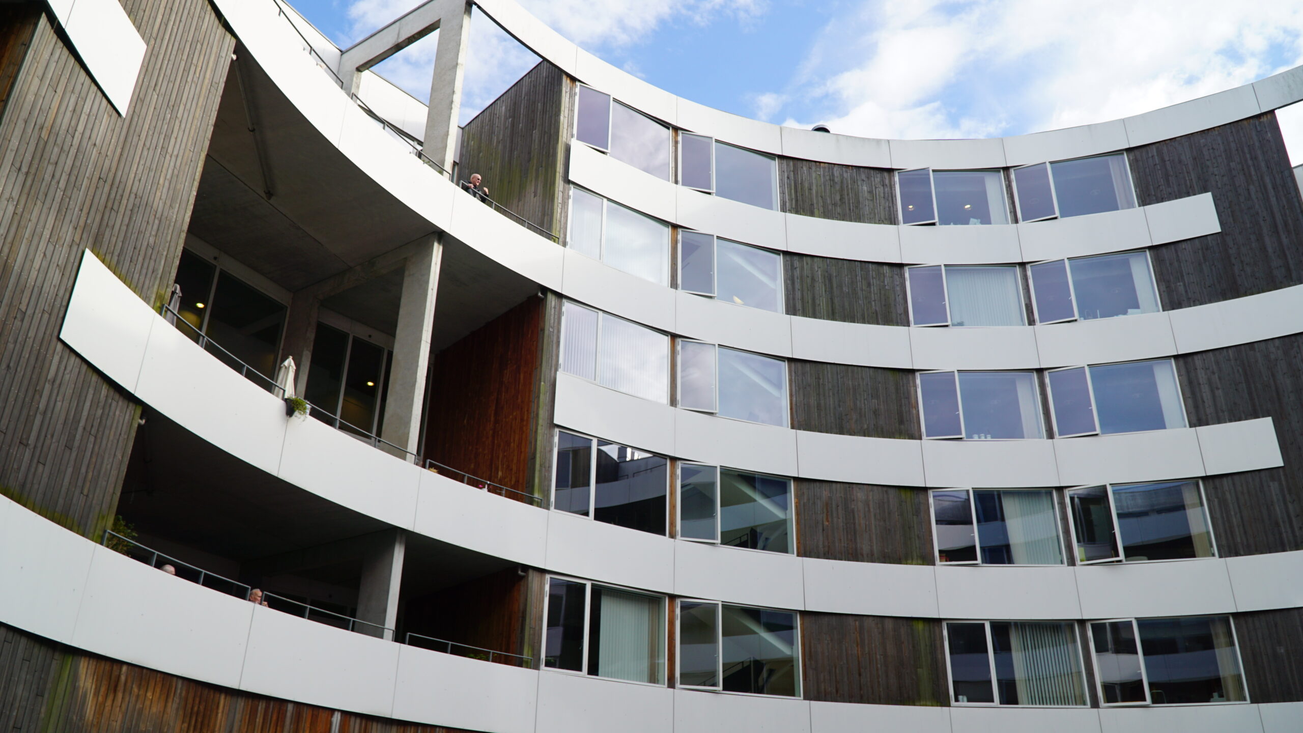 Bag nattens stilhed gemmer sig et pres, vi ikke må overse