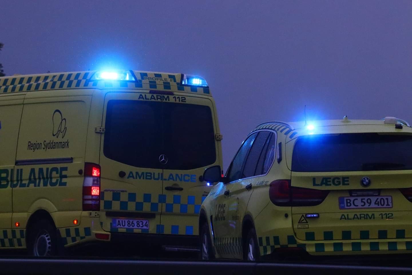 Usædvanligt syn på motorvejen – politimand måtte løbe bil op for at redde syg bilist