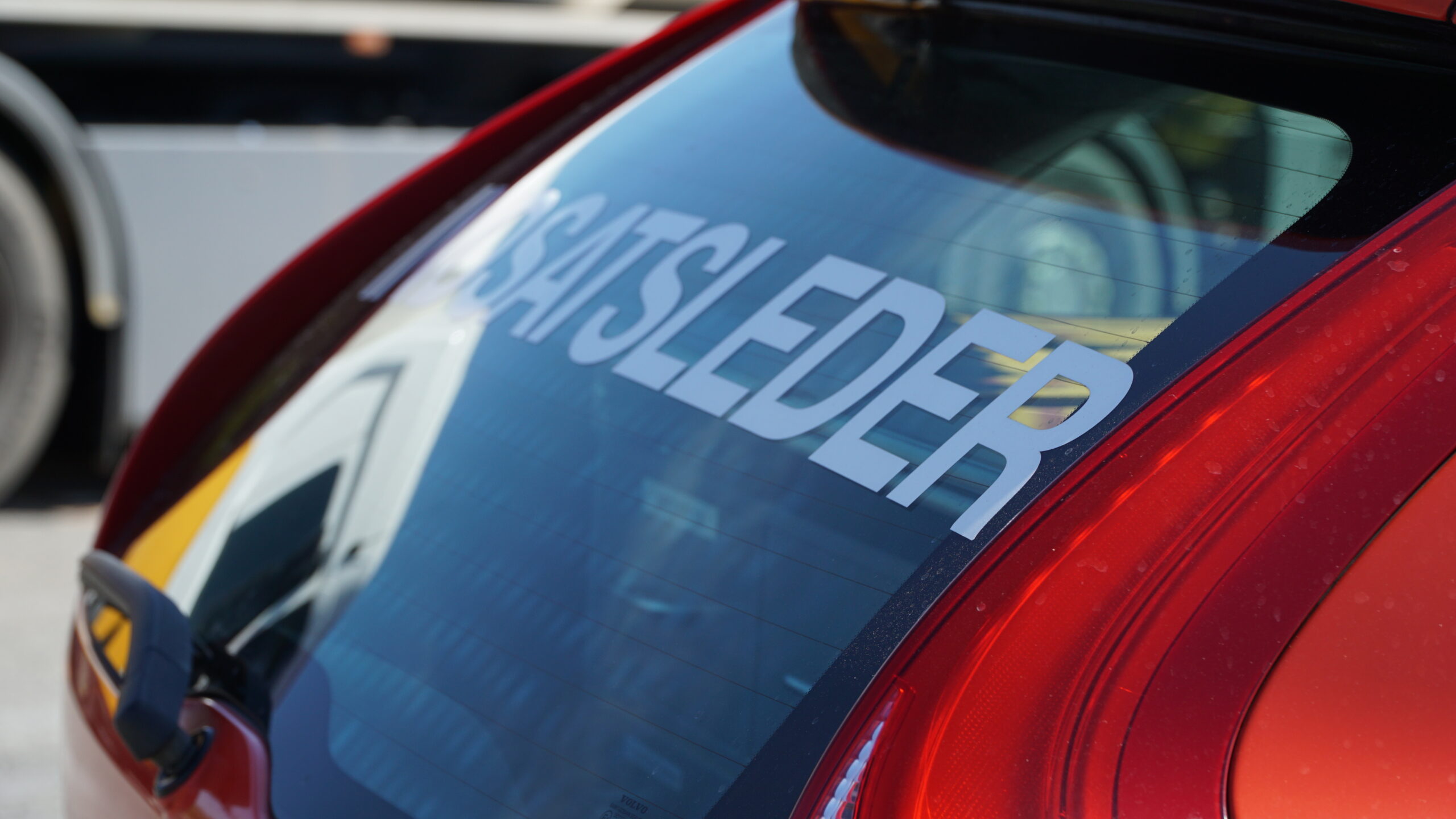 Færdselsuheld under politieftersættelse – motorvej spærret