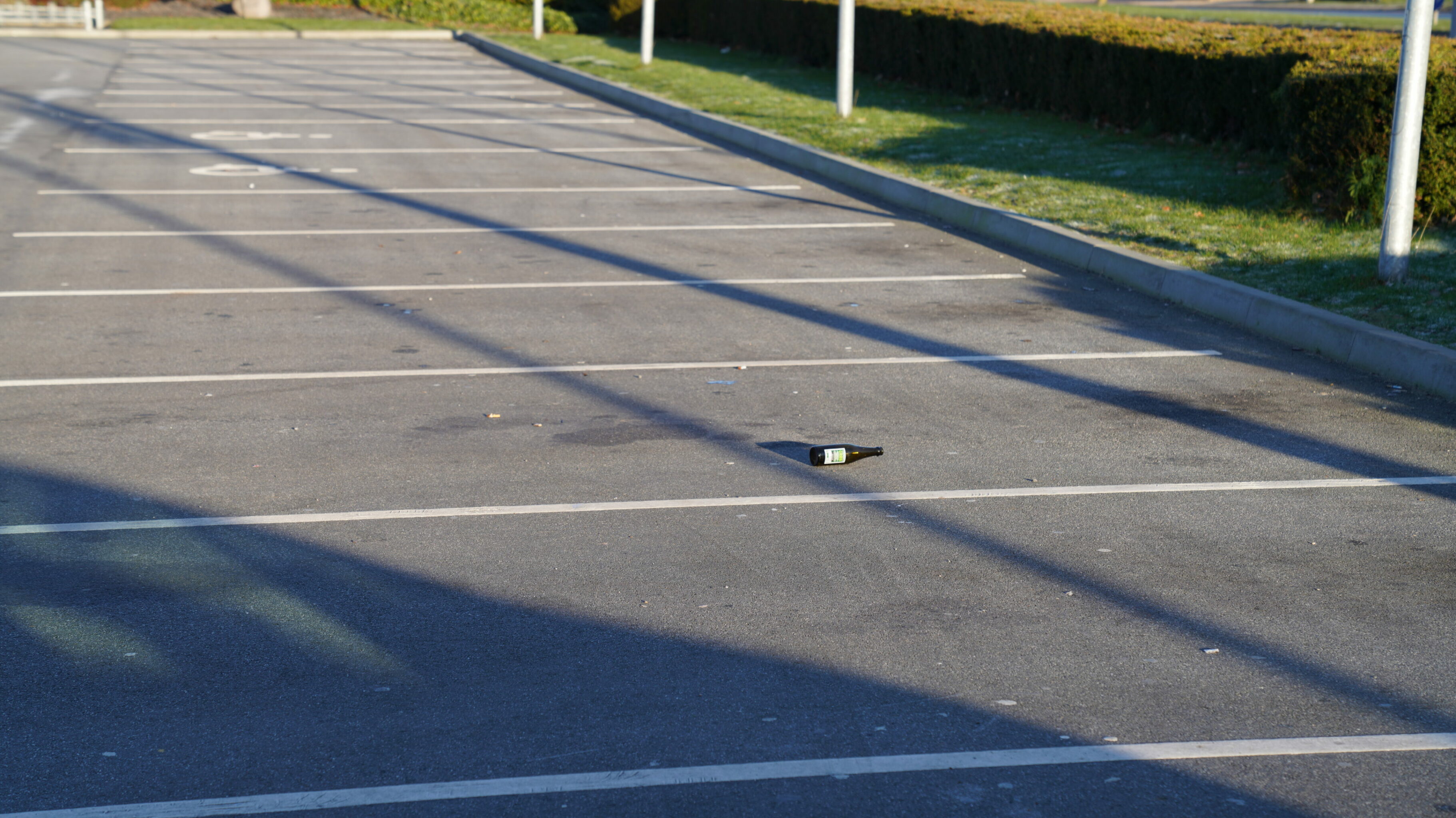 Ølflaske på parkeringsplads