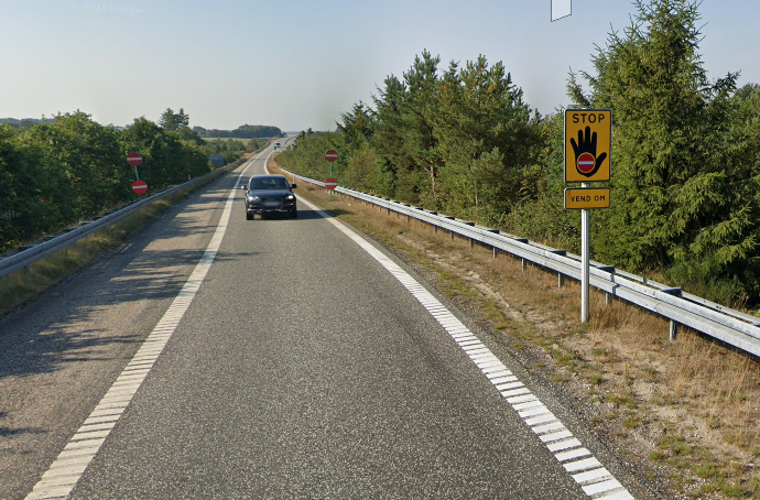 De lavtsiddende skilte advarer trafikanter, der er på afveje. Foto- Vejdirektoratet.