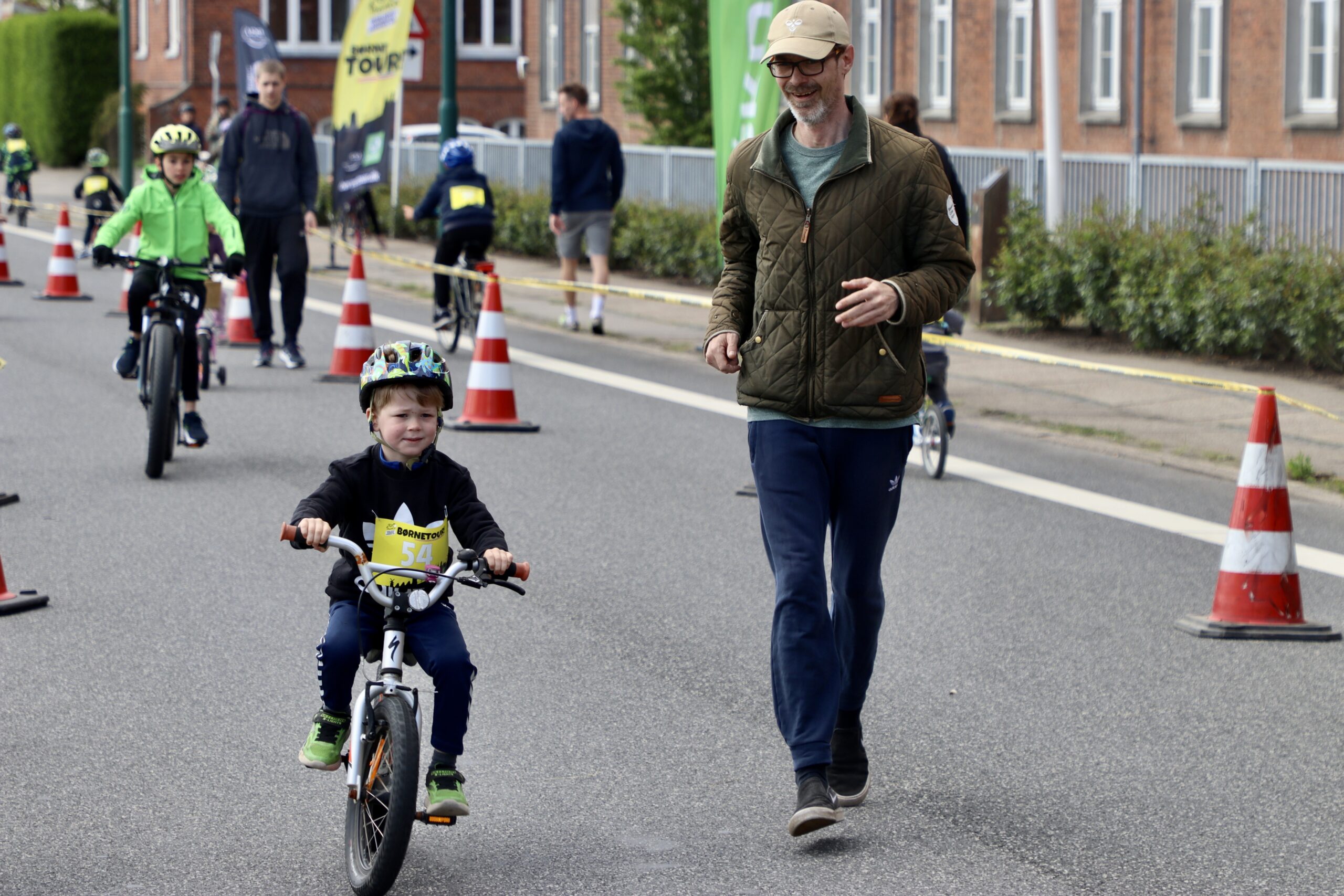 Her får de mindste deres egen tour og kan lege Vingegaard for en dag Her får de mindste deres egen tour og kan lege Vingegaard for en dag