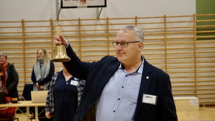 Søren Larsen ringede valget ud - Folketingsvalg 2022 Fredericia Gymnasium - Foto: AVISEN