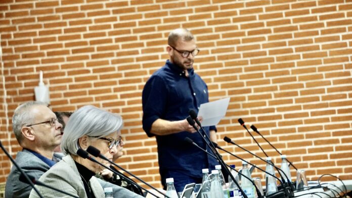 Partier ser habilitetsproblemer i Brobygning Middelfart På byrådsmødet i Middelfart mandag den 7. november var Nye Borgerlige og Enhedslisten kommet med et punkt til dagsordenen, der vedrøre et ændringsforslag i en byrådsbeslutning tilbage i 2019 vedrørende Brobygning Middelfart. Nye Borgerliges Jonas René Jensen påpegede, at der blandt andet er habilitetsproblemer i Brobygning og forvirring om, hvilken kasket de forskellige personer har på. Brobygning Middelfart er et samarbejde mellem flere erhvervsforeninger, som sammen har til formål at udvikle og styrke attraktivteten i Middelfart Kommune. Bag organisationen står Middelfart Kommune samt de tre erhvervsforeninger Middelfart Erhvervsråd, Middelfart Handel og VisitMiddelfart. Brobygning Middelfart har ansvaret for at samtænke og udnytte det fulde potentiale i en række af de eksisterende aktiviteter og særlige indsatser, der ligger i regi af de tre erhvervsforeninger og Middelfart Kommune. De tre erhvervsforeninger fortsætter deres ambitiøse arbejde med aktiviteter og strategiske indsatser, der finder sted i dag. Brobygning Middelfart er en overbygning på det eksisterende, og deres mål er, at:
* Koordinere og samtænke eksisterende aktiviteter i de tre erhvervsforeninger og Middelfart Kommune * Udvikle og innovere eksisterende enkeltstående arrangementer, events og aktiviteter, så de skaber merværdi * Udvikle nye indsatser og aktiviteter * Sikre optimal kommunikation og koordinering mellem nuværende og nye aktører * Samle og styrke fortællingen om mulighederne i Middelfart samt optimere og professionalisere markedsføringen af begivenheder og tiltag * Opsøge finansiering – f.eks. via fonde I forbindelse med samarbejdet mellem Middelfart Kommune og Brobygning Middelfart yder kommune et årligt driftstilskud på tre millioner kroner, og ydermere er direktøren ansat af Middelfart Kommune og udlånes til Brobygning Middelfart som en del af driftstilskuddet. Nye Borgerlige og Enhedslisten ønsker, at aftalen med at dirketøren er ansat af Middelfart Kommune og udlånes Brobygning Middelfart som en del af driftstilskuddet, fjernes fra formuleringen i aftalen. Jonas Jensen påpegede, at de to partier ser flere problematiker ved den nuværende aftale. - Direktøren i Brobygning Middelfart referer til Kommunaldirektøren, som også er tilforordnet i Brobygning Middelfarts bestyrelse. Der kan være forvirring om, hvilke kasketter man har på. Der er habilitetsspørgsmål i forhold til dem, der er involveret i Brobygning, sagde Jonas Jensen. Han refererede blandt andet til habiliteten i, at Anders Baagland, der er en del af Brobygning Middelfart, ligeledes er ansat af Jysk Fynske Medier. Dermed kan der opstå interessekonflikter, og det er dét, som Nye Borgerlige og Enhedslisten vil gøre op med. Punktet har tidligere været oppe at vende på byrådsmøder, hvor senest Venstre og Socialdemokratiet kom med ændringsforslag, og det havde Nye Borgerlige og Enhedslisten tilpasset for, at de to partier kunne imødekomme forslaget, som de derfor ville kunne vedtage med et flertal. - Venstre kom med et ændringsforslag, der minder om det fremlagte. Vi bakker op om det, sagde Regitze Tilma (Venstre). Ændringen fik dog ikke Socialdemokratiet til at bakke op om forslaget. - Vi holder fast i vores beslutning om at stemme imod. Vi har tiltro til Brobygnings direktør og Steen Vinderslev (kommunaldirektøren, red.), sagde Kaj Johansen (Socialdemokratiet) Efterfølgende skulle forslaget til afstemning. Det endte med, at ni stemte for og 14 stemte imod, og dermed blev det ikke vedtaget.