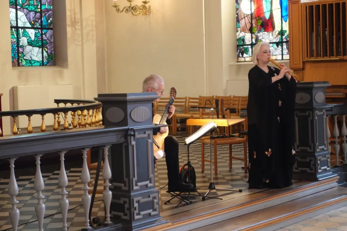 _Guitar og fløjte spille Kirken flot op uden forstærkning