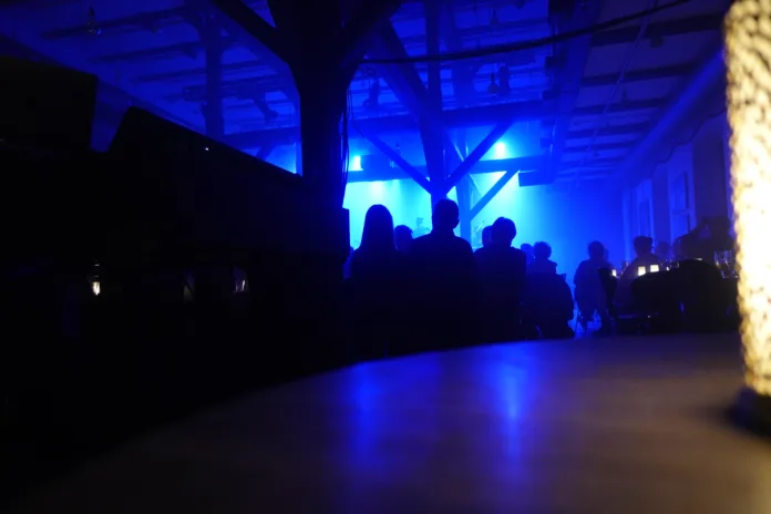 Hyggelys på bordene uhuggligt lyd på scenen