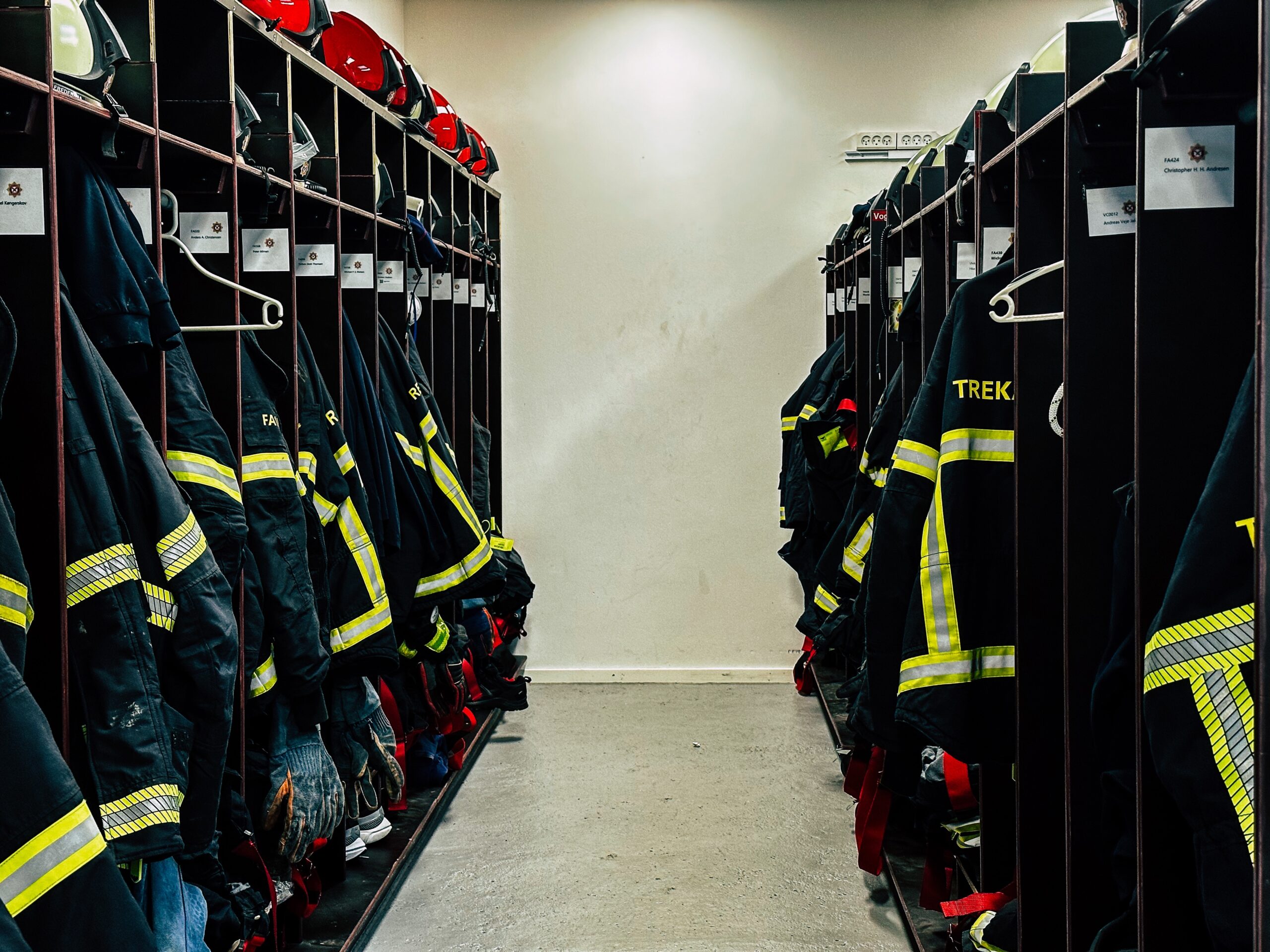 Stor brand i Middelfart og væltet lastbil lammer morgentrafikken