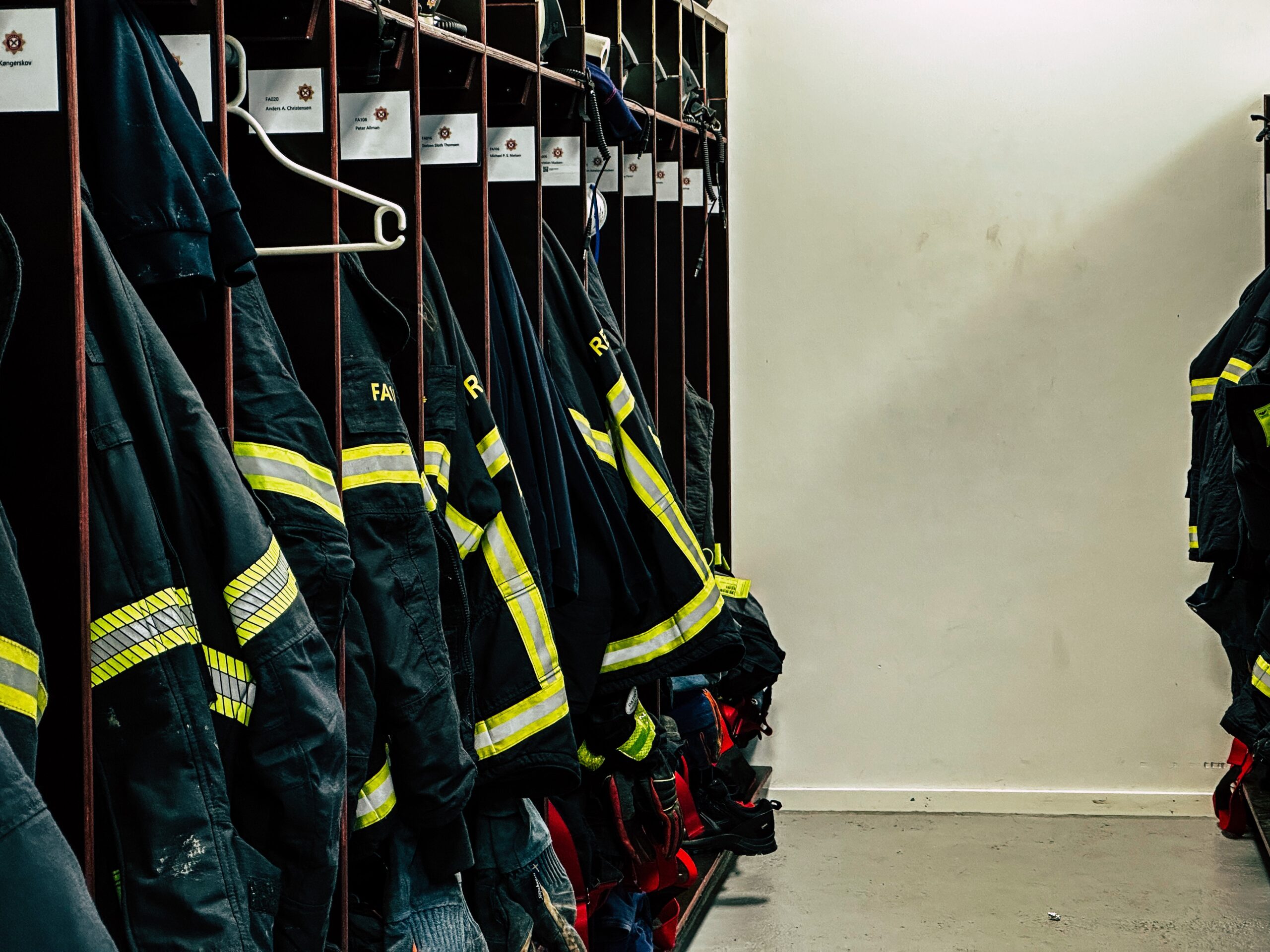 Cykelvogn og knallert sat i brand ved boligkompleks  – 20-årig kvinde sigtet