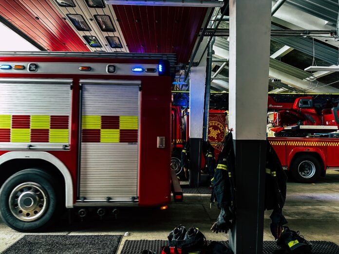 Trekantbrand. Brandbil.