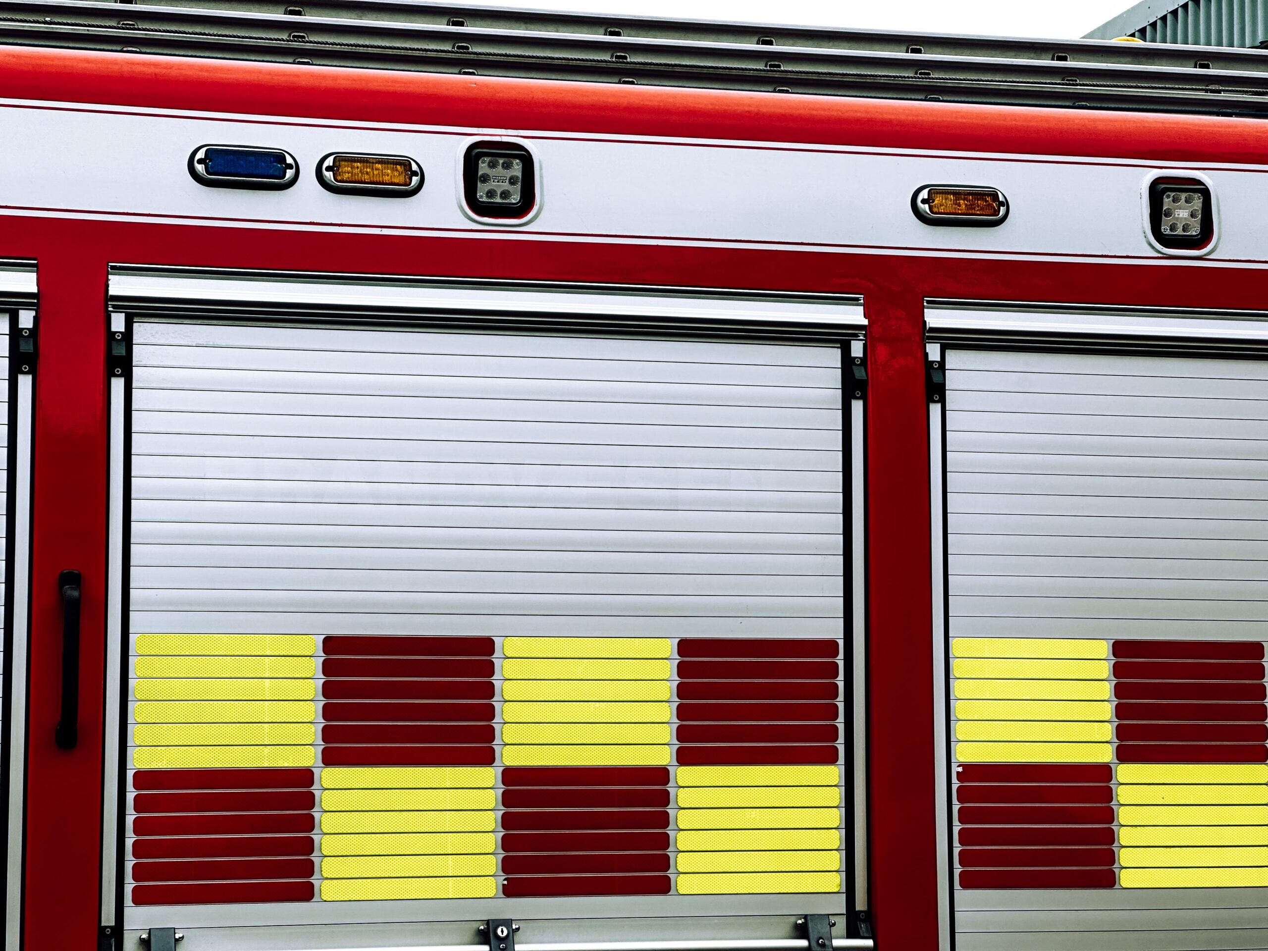 Affaldsgigant i brand: Sovende chauffør vækket i sidste øjeblik Affaldsgigant i brand: Sovende chauffør vækket i sidste øjeblik