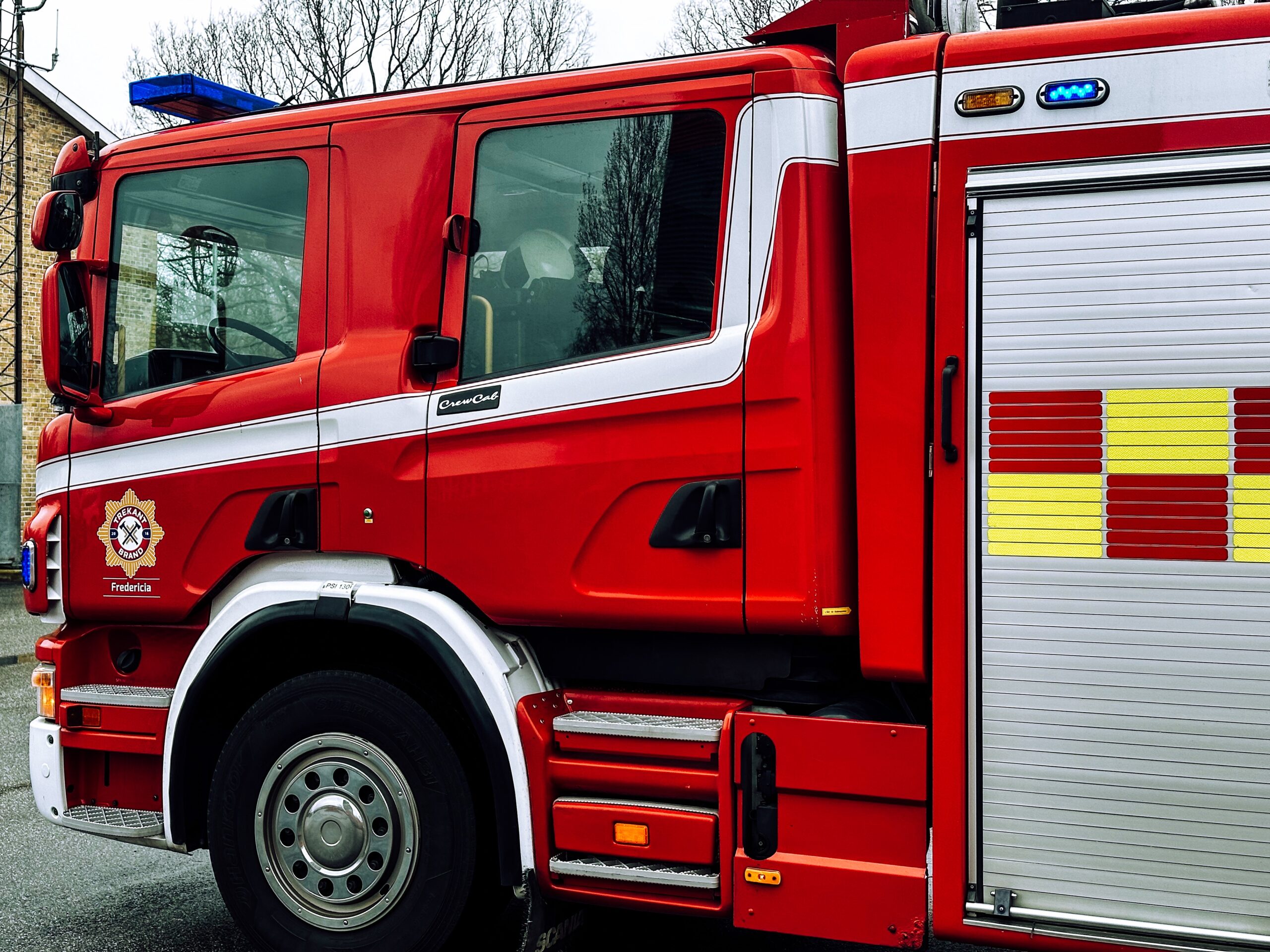 Flere udrykningskøretøjer rykkede natten til torsdag ud til en voldsom brand i en etageejendom i Fredericia. Flere udrykningskøretøjer rykkede natten til torsdag ud til en voldsom brand i en etageejendom i Fredericia.