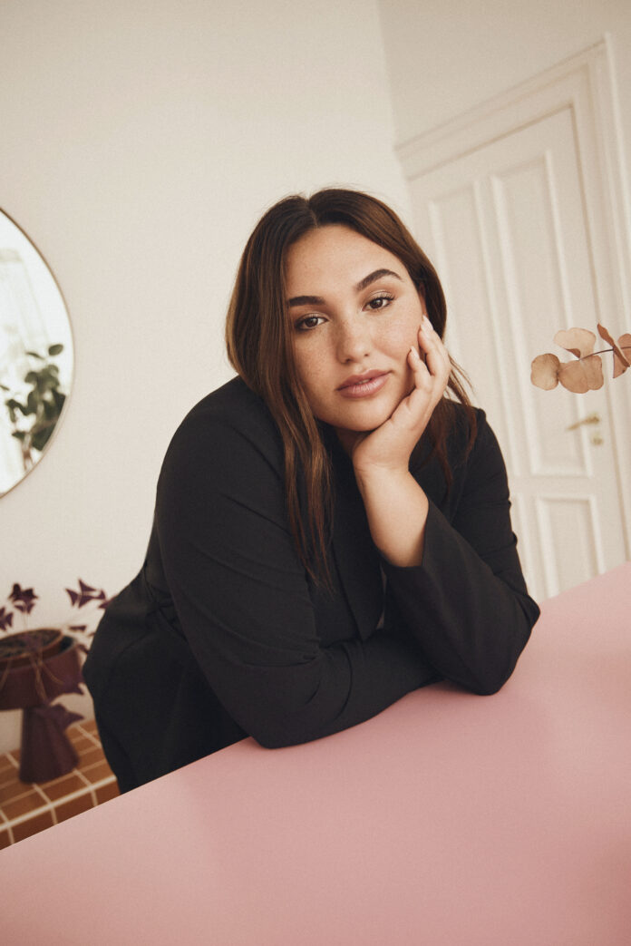 14087932_VIIVY_BELTED_BLAZER_AUG_14092956_VISYBIL_TSHIRT_AUG_18