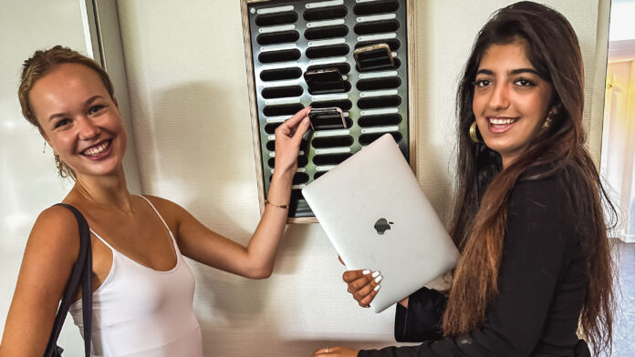 23.15.08 Josefine Smidt tv. og Hosai Rahman th., begge 3.G elever på Fredericia Gymnasium