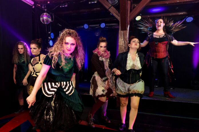 Freakshow 03 - krediteres til fotograf Tina Liv