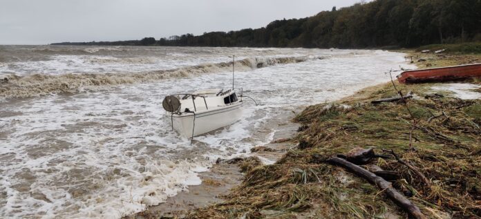 At ligge for svej i stærk storm koster