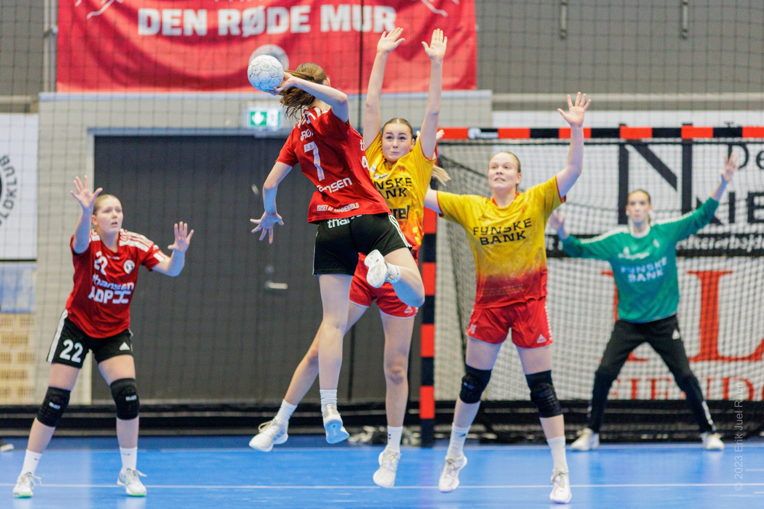 Hvert håndboldmål i weekenden kan give mad til børn i nød