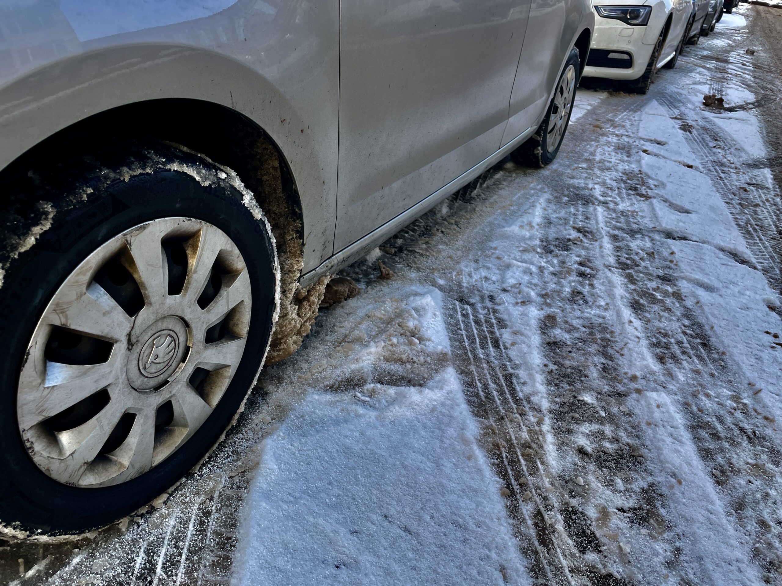 Travl nat på vejene: Lastbil væltet, glatte veje og villaindbrud