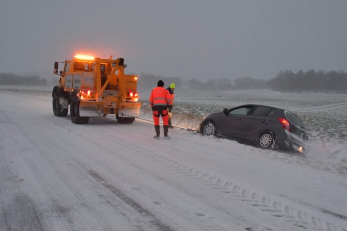 Snestorm væltede bil