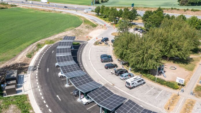 34980185-e1e0-46ca-a797-a45b13dcc25b-w_960