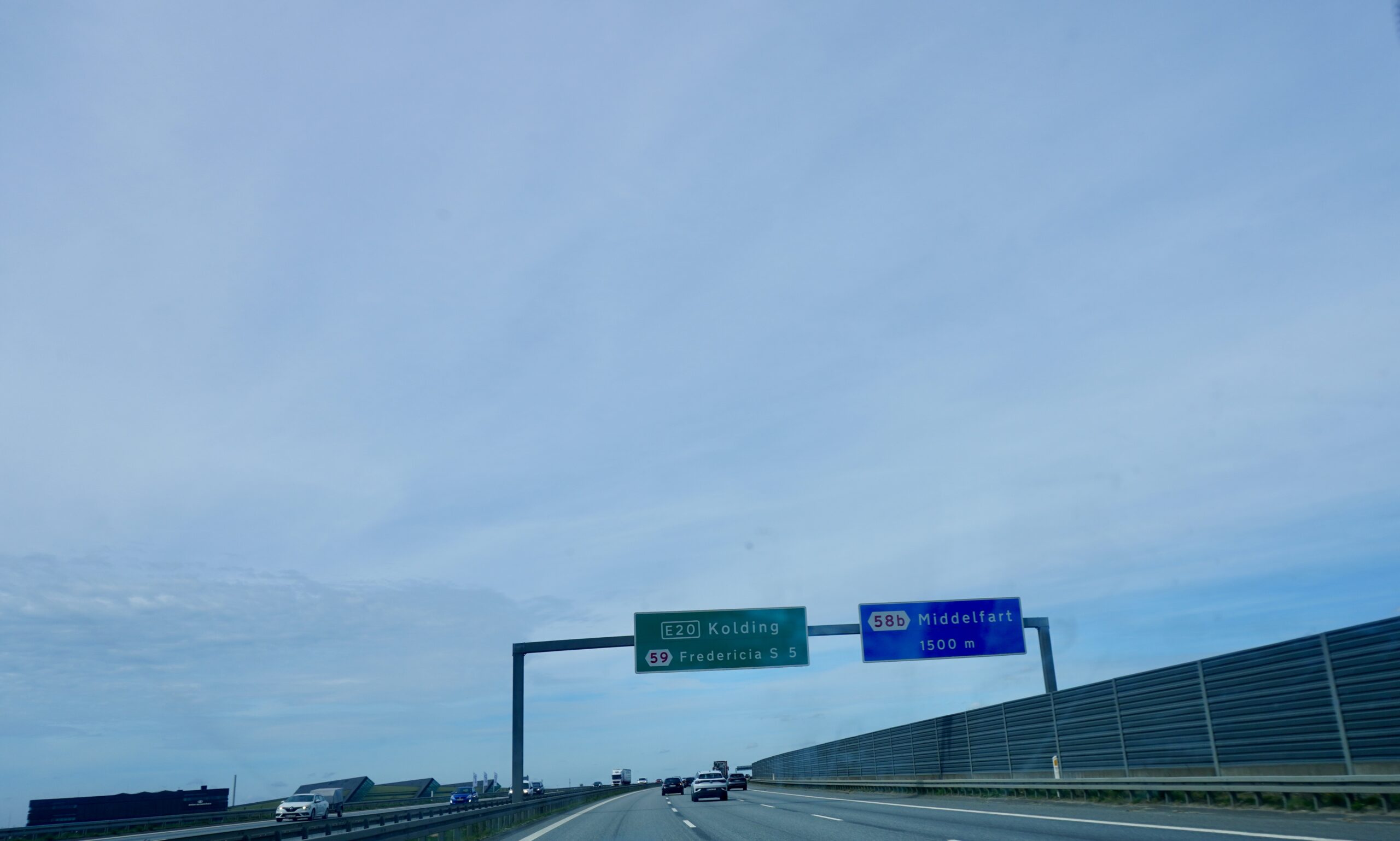 Narkopåvirket bilist fra Fredericia skabte uheld på motorvejen – weekend med tricktyveri og uro på Fyn