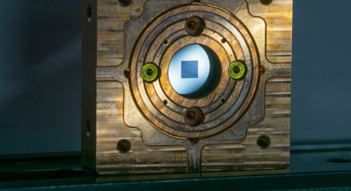 Forskerne kan oversætte lys til vibrationer med membranen inde i en kvantetromme.