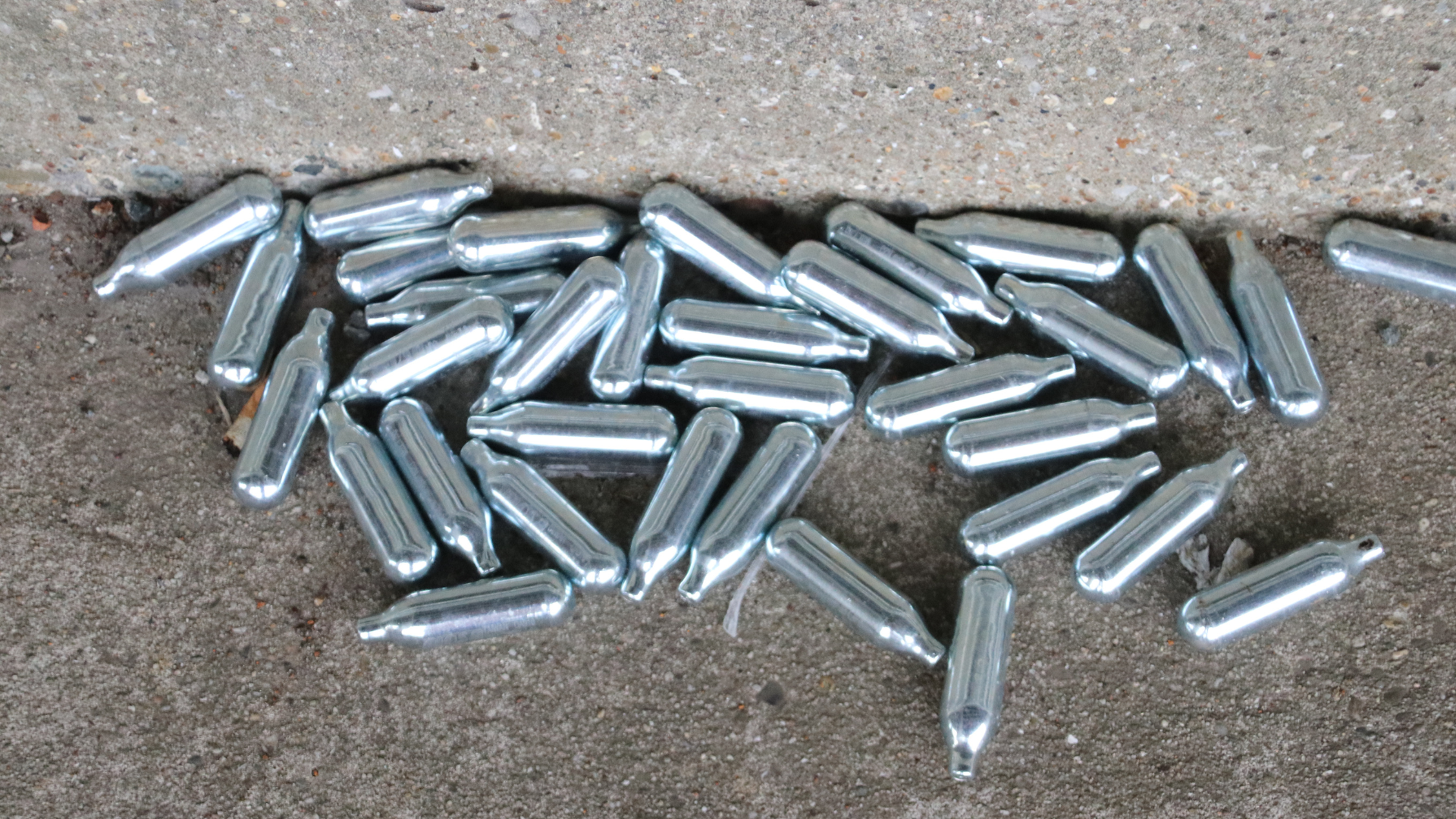 Mænd med flere hundrede gram lattergas sigtet af politiet