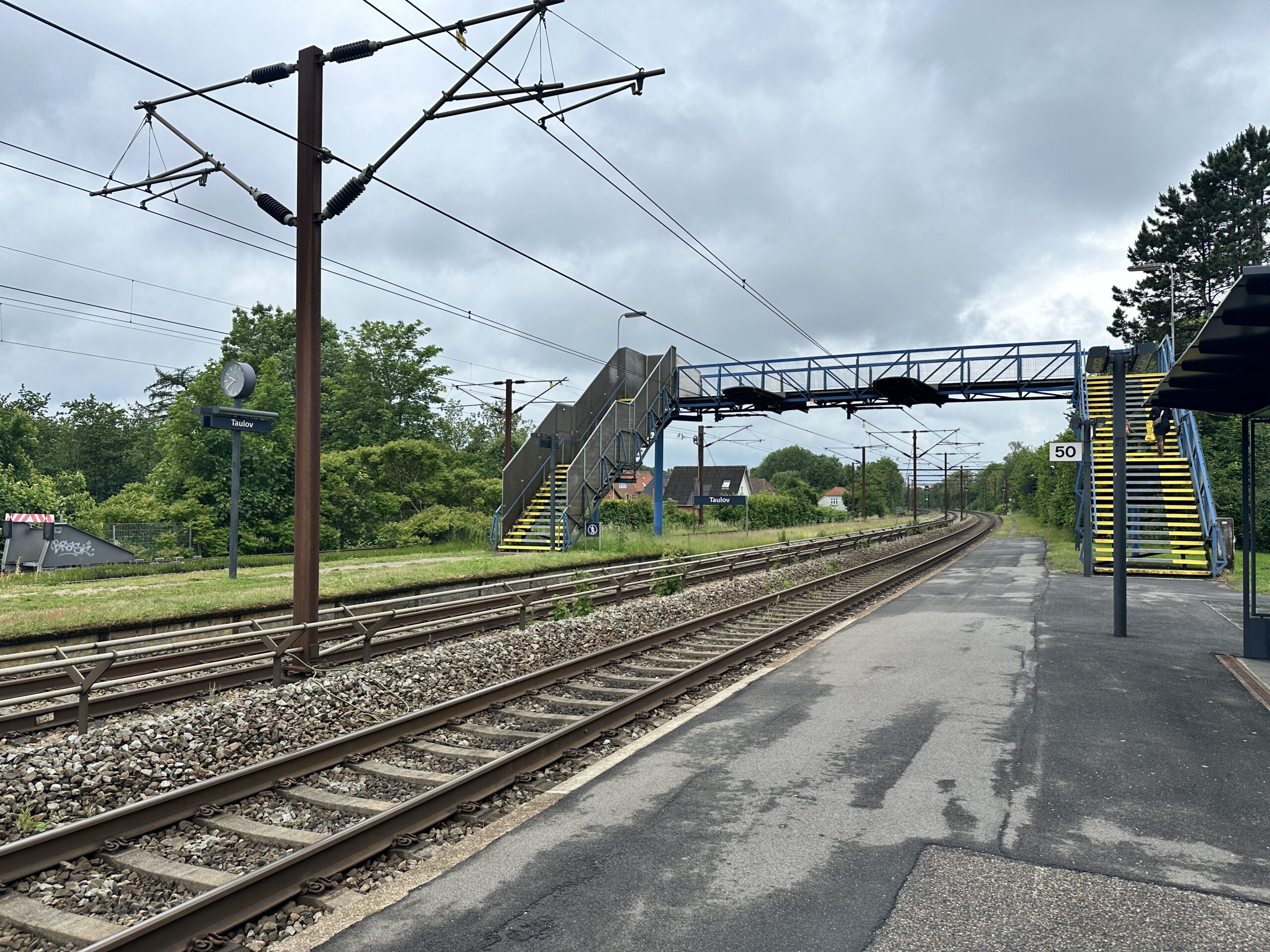 Kvinde hoppede fra jernbanebro: Togtrafikken kortvarigt standset Kvinde hoppede fra jernbanebro: Togtrafikken kortvarigt standset