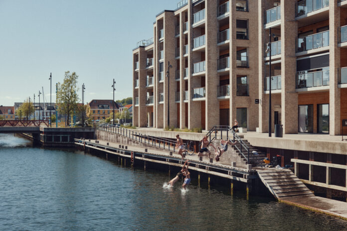 Kanalbyen_liv-ved-promenaden