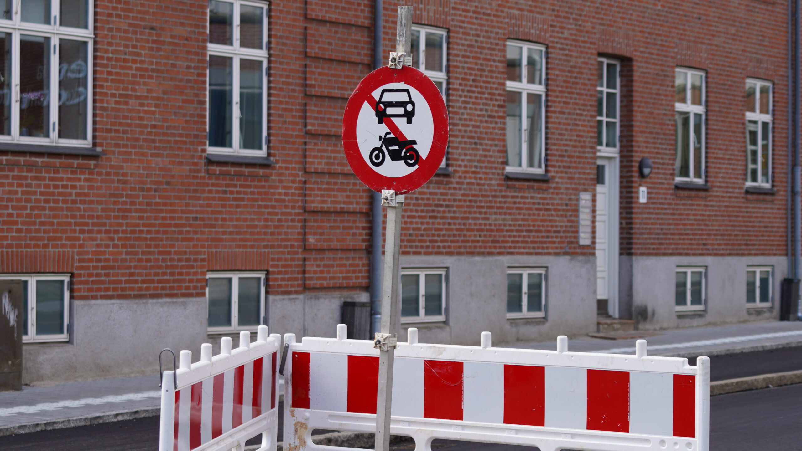 Hvem bærer ansvaret for ødelagte bygninger og biler?