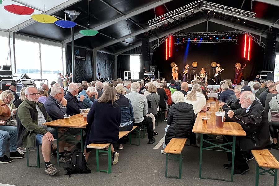 Endnu en gang samler Middelfart Jazzfestival hele byen: »Vi kan mødes både om og med musikken« Endnu en gang samler Middelfart Jazzfestival hele byen: »Vi kan mødes både om og med musikken«