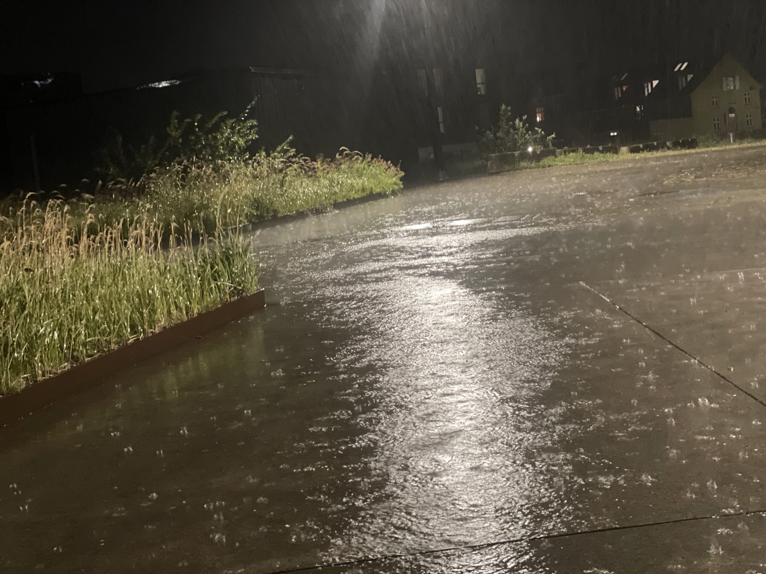 DMI varsler skybrud og kraftig torden over store dele af landet