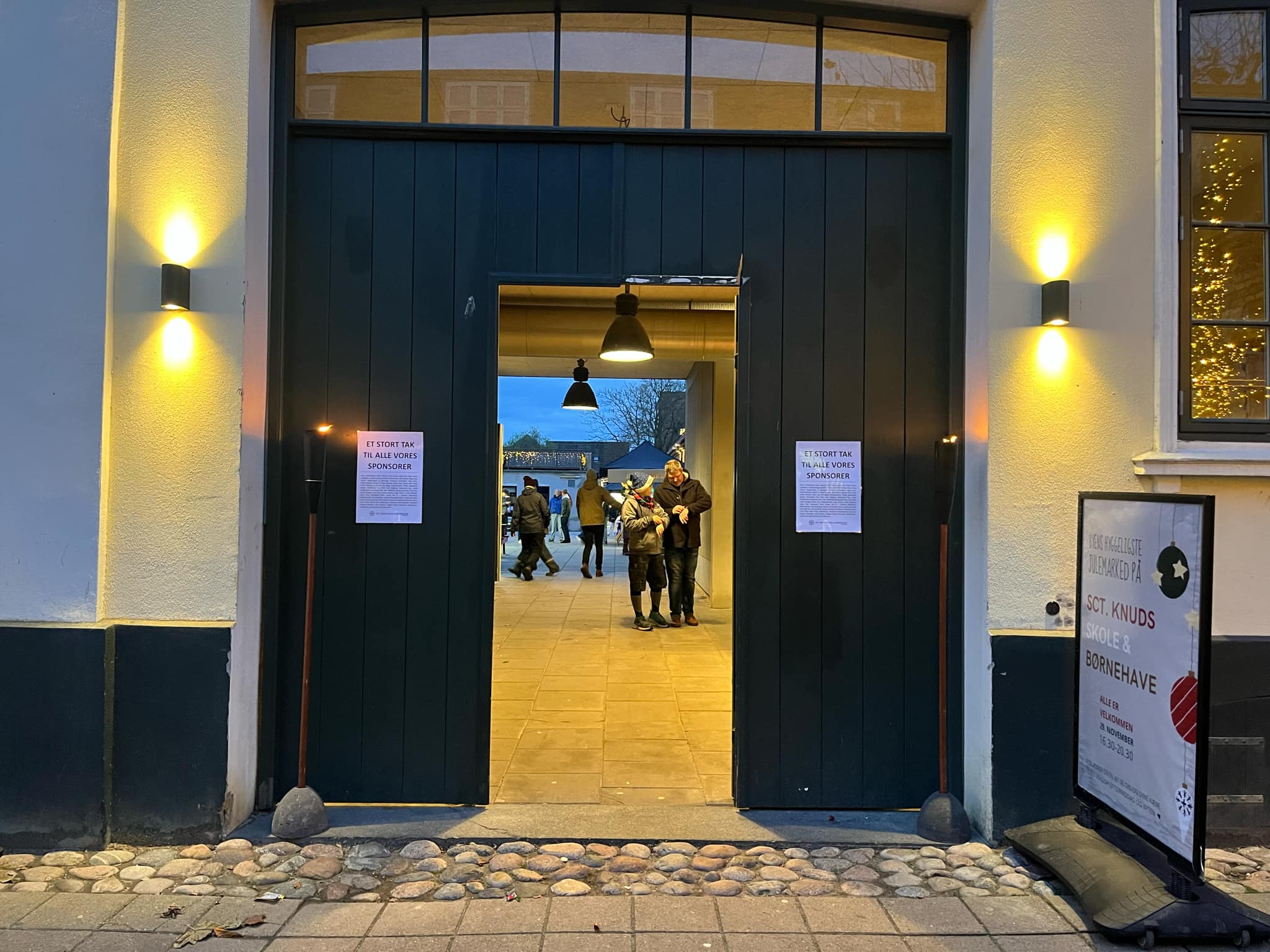 Sct Knuds Skole lyser op med stort julemarked Sct Knuds Skole lyser op med stort julemarked