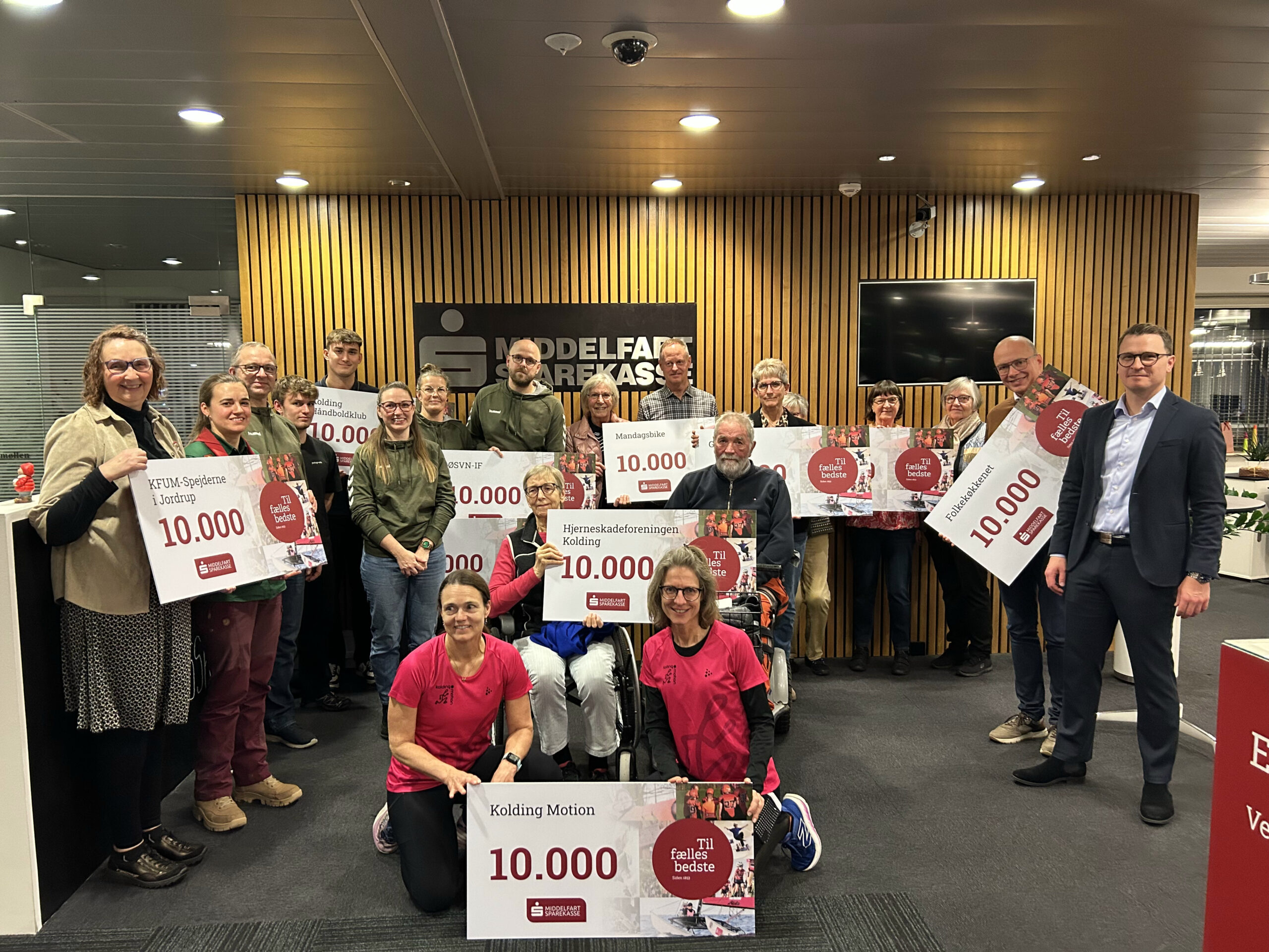 Massiv pengeregn over fællesskabet 