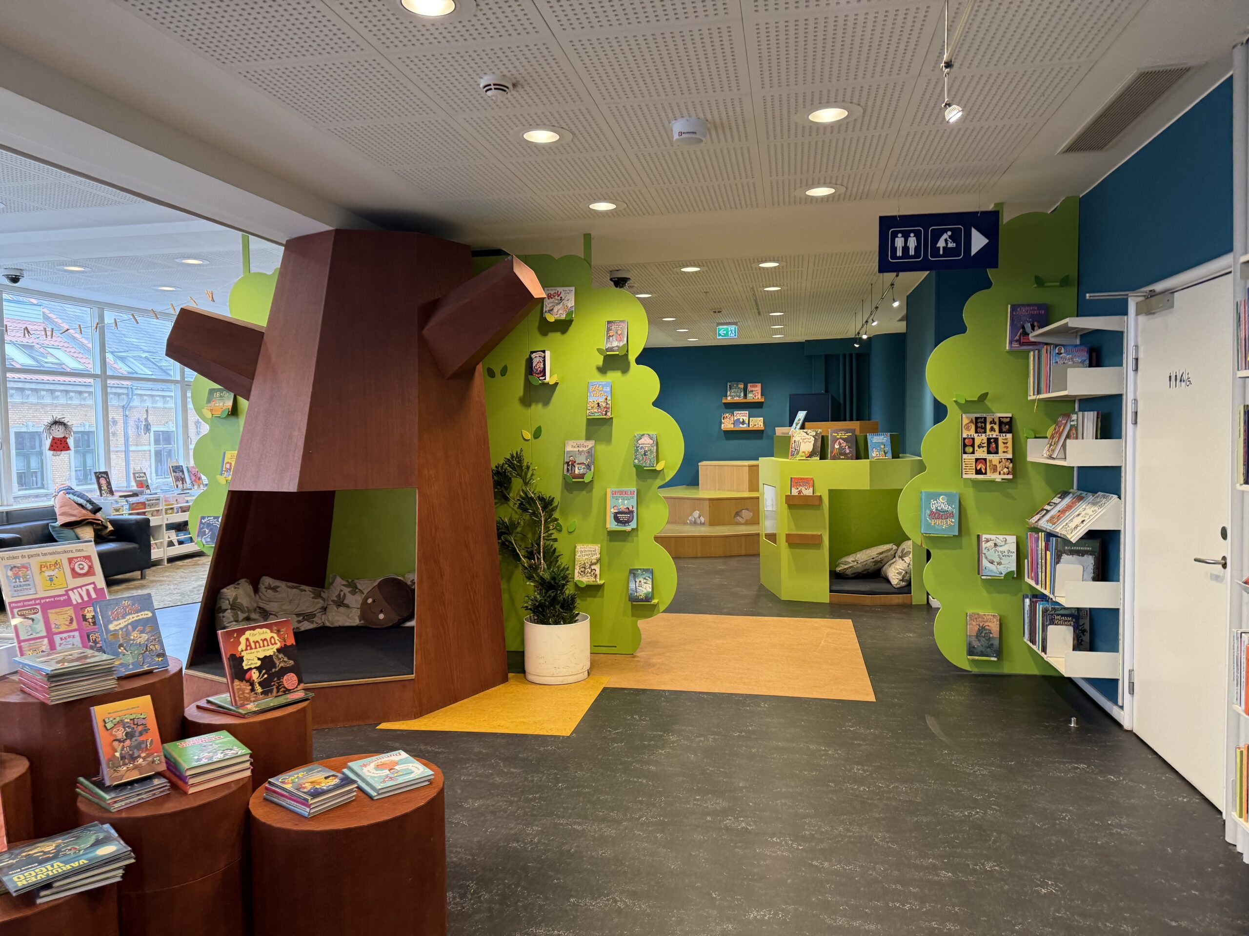 Tomme hylder og legetøj væk – Fredericia Bibliotek ændrer på børneafdelingen