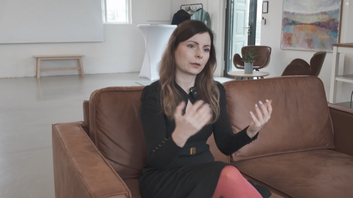 Billede af Cecilie R. Schultz under interview 25.02.03