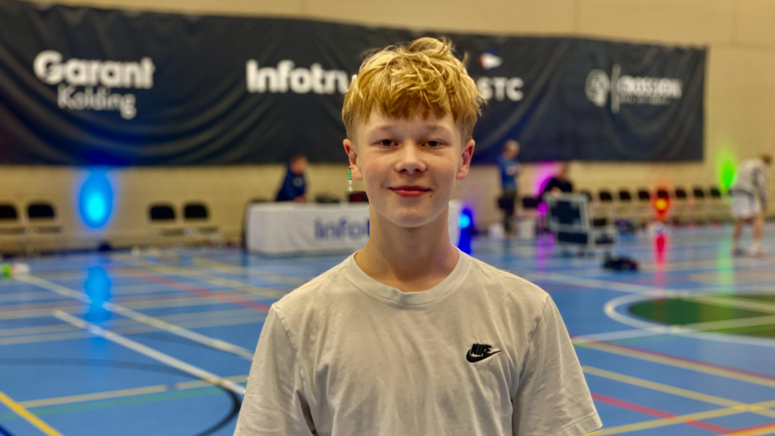 Valdemar stormer afsted med basketball