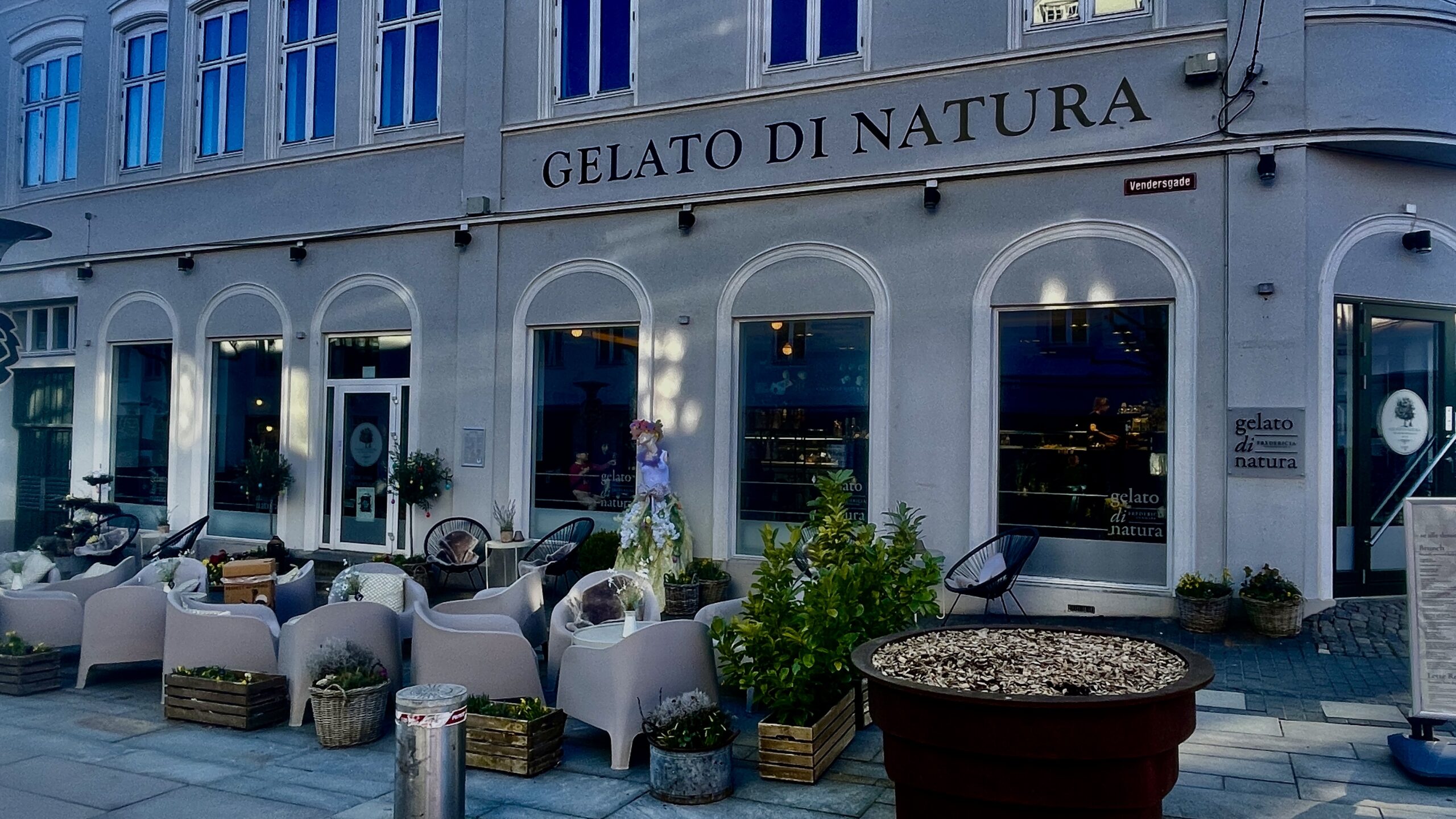 Farverig påskepynt lyser op foran Gelato di Natura