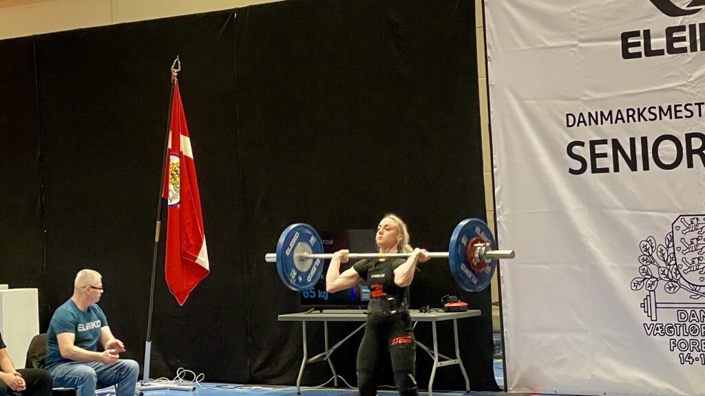 Jern, kridt og vilje: DM i vægtløftning indtager Fredericia Idrætscenter