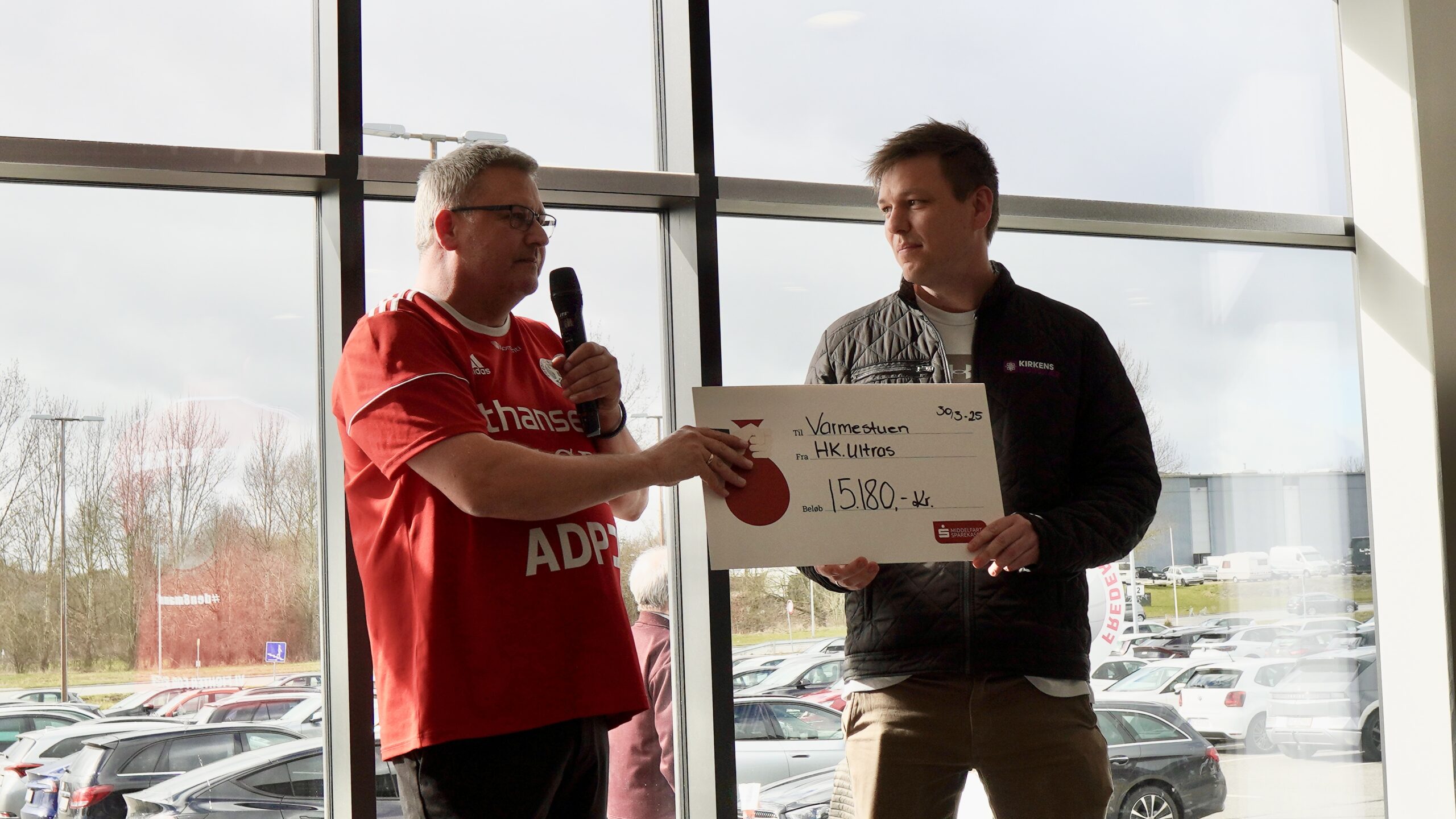Fanklub donerede 15.180 til byens varmestue