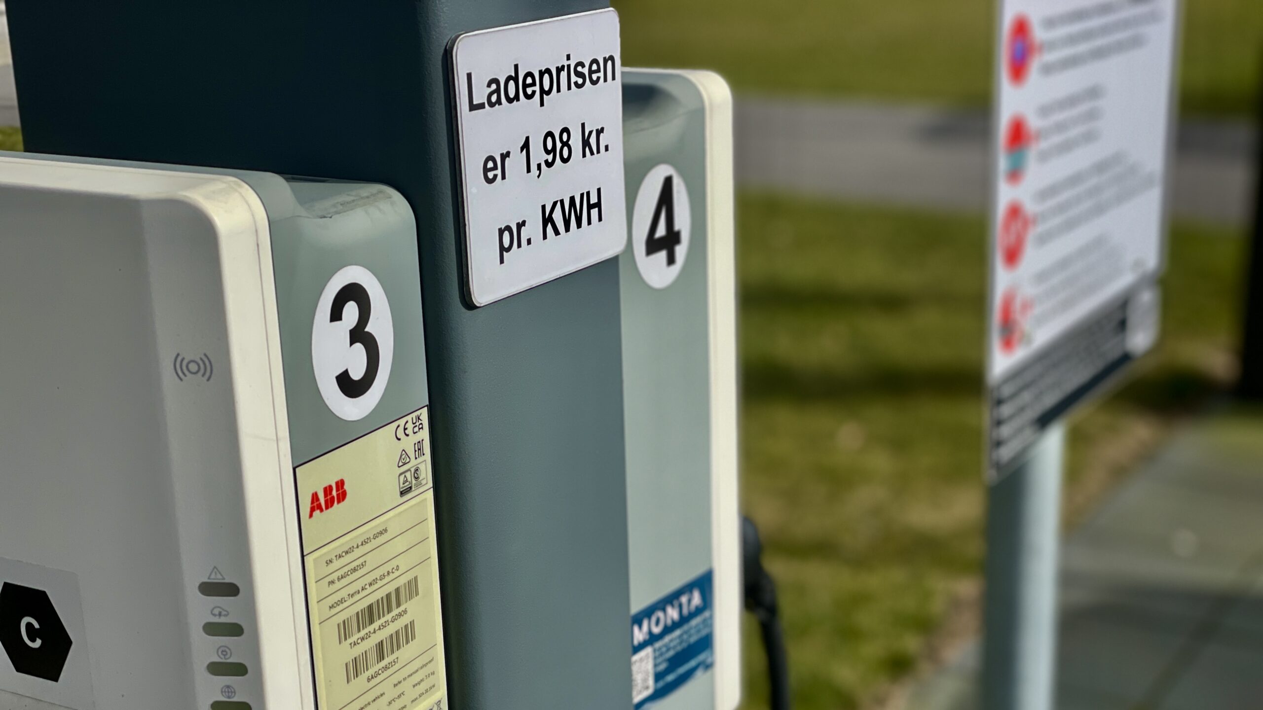 Vidne overraskede ladekabel-tyve midt i akten – gerningsmænd flygtede med tildækkede nummerplader Vidne overraskede ladekabel-tyve midt i akten – gerningsmænd flygtede med tildækkede nummerplader